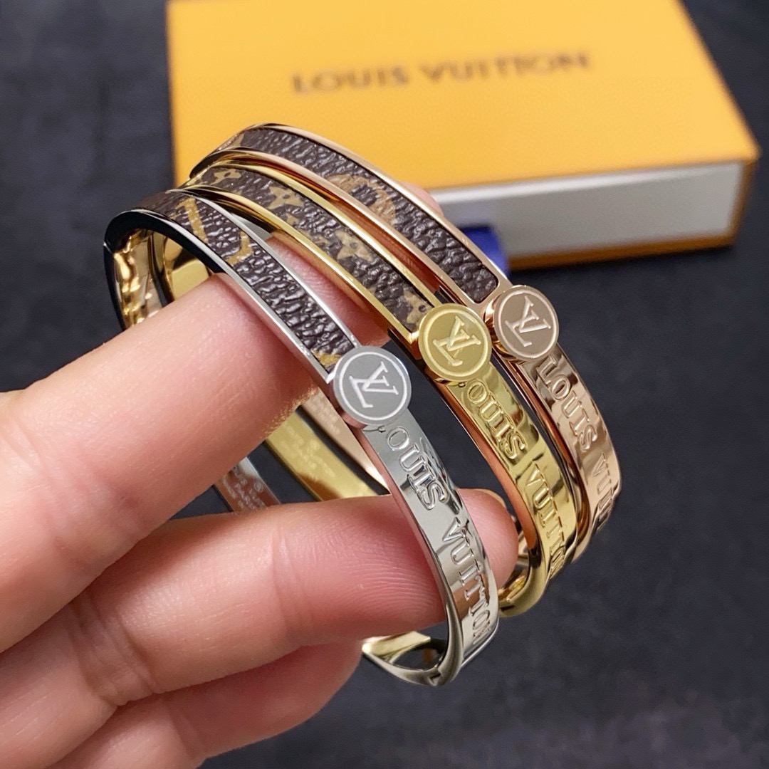 NO:857931,New product Original item LV unisex leather bracelet Louis Vuitton Louis Vuitton Counter consistent material Popular model shipped Unique design retro avant-garde. Bracelet 14K Seiko color-protected version has been loved by MM since its launch. Each color has its own unique brilliance!  The effect is very nice!  The tiniest one!  It is more durable than ordinary models and shows a fairer complexion, fine jewelry, louis vuitton, louis vuitton, louis vuitton, bracelet19860909新品 原单货 LV中性款皮革手镯Louis Vuitton 路易威登 专柜一致材质 火爆款出货 设计独特 复古前卫.手镯14K精工保色版 从上市以来一直深受MM喜爱每一种颜色都有它独一无二的光彩！上手效果非常好看！最细小的一款！比普通款更耐看显肤色白皙,饰品精品,louis vuitton,louis vuitton,louis vuitton,bracelet,Jewelry