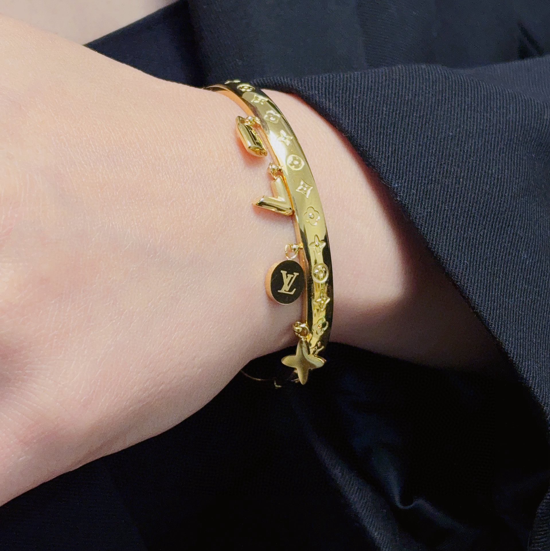 NO:857943,New product, original item, LV letter multi-accessory pendant, printed and engraved logo bracelet, Louis Vuitton, same counter material, hot model shipped, unique design, retro and avant-garde. Bracelet 14K Seiko color-protected version has been loved by MM since its launch. Every color has its own unique brilliance!  The effect is very nice!  The tiniest one!  It is more durable than ordinary models and shows a fairer complexion, fine jewelry, louis vuitton, louis vuitton, louis vuitton, bracelet19860909新品 原单货 LV字母多配件吊坠印花雕刻logo手镯Louis Vuitton 路易威登 专柜一致材质 火爆款出货 设计独特 复古前卫.手镯14K精工保色版 从上市以来一直深受MM喜爱每一种颜色都有它独一无二的光彩！上手效果非常好看！最细小的一款！比普通款更耐看显肤色白皙,饰品精品,louis vuitton,louis vuitton,louis vuitton,bracelet,Jewelry