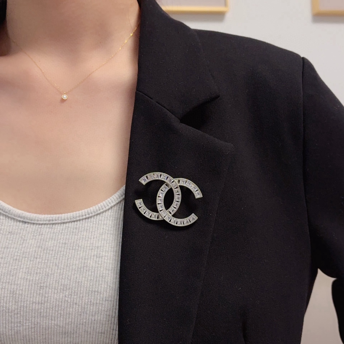NO:857970,CHANEL Xiaoxiang The latest high version of the silver full-diamond Chanel brooch is the accessory that understands women best. Women who put all their efforts into being themselves tend to cherish the meaning of the brooch more. Ms. Chanel pinned the brooch on her hat and told the fashionable ladies who imitated her [Broches are very practical. They can be pinned on the collar of a suit, on a pocket, on a hat, on a belt or on an evening dress. Boutique jewelry, chanel, chanel, business  suit, brooch, breastpin, hats19860909CHANEL小香 最新款高版本银色满钻香奈儿胸针,是最懂女人的饰物.那些倾注了全部心血去做自己的女人,往往更珍惜胸针的意义.香奈儿女士把胸针别在帽子上,并告诉那些模仿她的时髦女士们[胸针可是非常实用,它可以别在西装领上、口袋上、帽子上、腰带上或者是晚礼服上,饰品精品,chanel,chanel,business suit,brooch，breastpin,hats,Jewelry