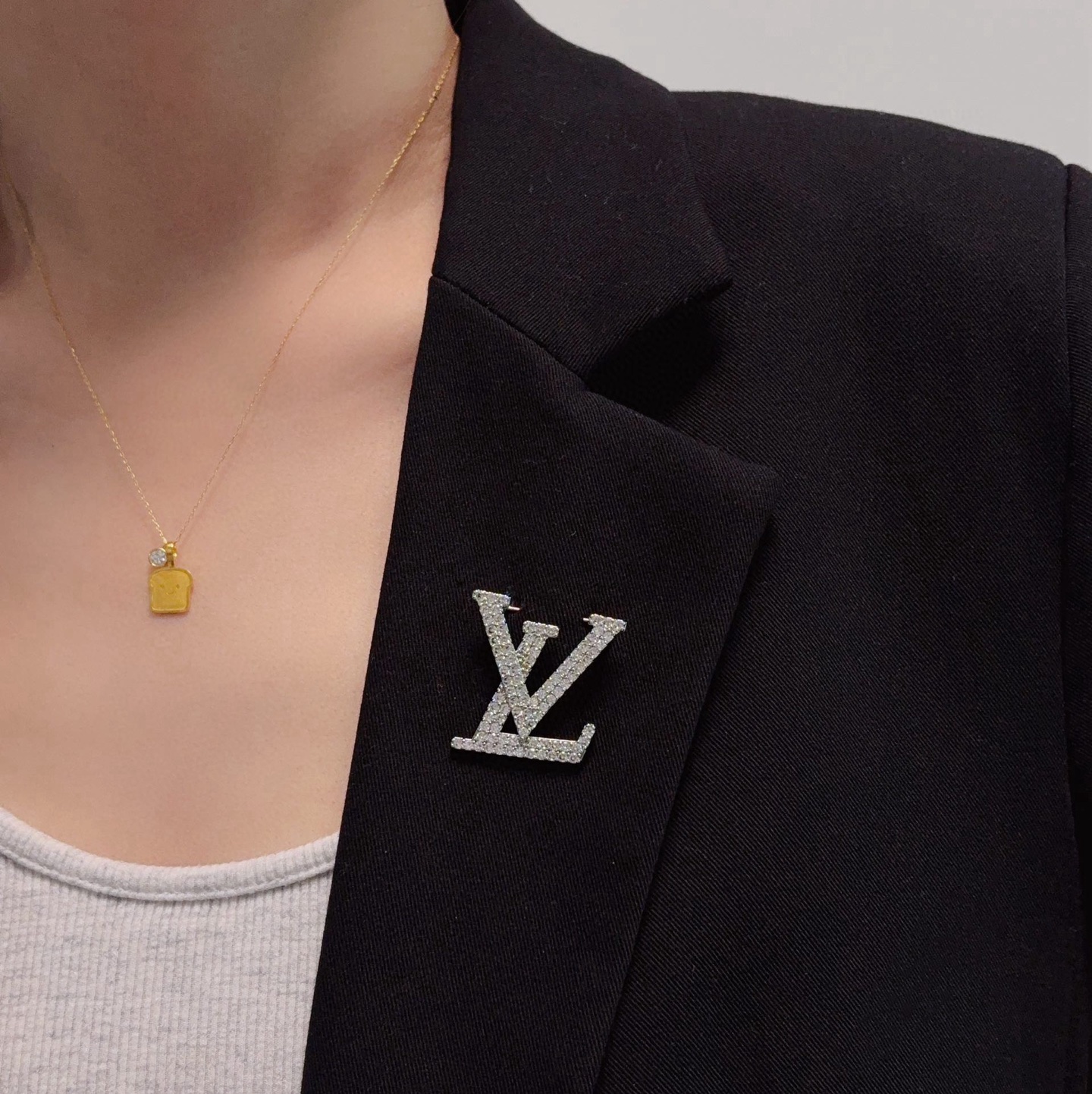 NO:857990,LV Louis Vuitton counter's new diamond-filled white diamond brooch is the accessory that understands women best. Women who devote all their efforts to being themselves tend to cherish the meaning of the brooch more. Ms. LV pinned the brooch on her hat and told the fashionable ladies who imitated her [Broches are very practical. They can be pinned on the collar of a suit, on a pocket, on a hat, on a belt or on an evening dress. Boutique jewelry, louis vuitton, louis vuitton, business  suit, brooch, breastpin, hats19860909Lv路易威登专柜新款满钻白钻胸针,是最懂女人的饰物.那些倾注了全部心血去做自己的女人,往往更珍惜胸针的意义.LV女士把胸针别在帽子上,并告诉那些模仿她的时髦女士们[胸针可是非常实用,它可以别在西装领上、口袋上、帽子上、腰带上或者是晚礼服上,饰品精品,louis vuitton,louis vuitton,business suit,brooch，breastpin,hats,Jewelry