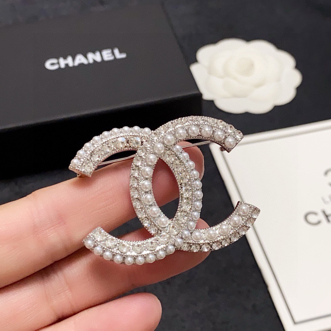 NO:858011,CHANEL Xiaoxiang counter's new pearl-filled Chanel brooch is the accessory that understands women best. Women who put all their efforts into being themselves tend to cherish the meaning of the brooch more. Ms. Chanel pinned the brooch on her hat and told the fashionable ladies who imitated her [Broches are very practical. They can be pinned on the collar of a suit, on a pocket, on a hat, on a belt or on an evening dress. Boutique jewelry, chanel, chanel, business  suit, brooch, breastpin, hats19860909CHANEL小香 专柜新款珍珠满钻香奈儿胸针,是最懂女人的饰物.那些倾注了全部心血去做自己的女人,往往更珍惜胸针的意义.香奈儿女士把胸针别在帽子上,并告诉那些模仿她的时髦女士们[胸针可是非常实用,它可以别在西装领上、口袋上、帽子上、腰带上或者是晚礼服上,饰品精品,chanel,chanel,business suit,brooch，breastpin,hats,Jewelry