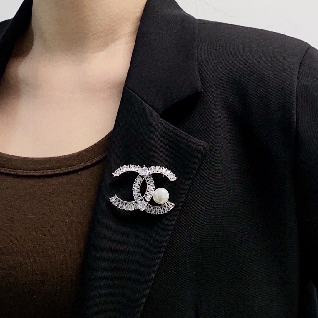 NO:858020,CHANEL Xiaoxiang  The latest high version of white diamonds and freshwater pearls paired with a Chanel brooch, with a sweater hook on the back, is the accessory that understands women best. Women who devote all their efforts to being themselves tend to cherish the meaning of the brooch more. Ms. Chanel pinned the brooch on her hat and told the fashionable ladies who imitated her [Broches are very practical. They can be pinned on suit collars, pockets, hats, belts or evening gowns. Boutique jewelry, chanel, chanel, sweaters, business  suit, brooch, breastpin, hats19860909CHANEL小香 最新款高版本白钻加淡水珍珠搭配香奈儿胸针,背后有毛衣挂钩,是最懂女人的饰物.那些倾注了全部心血去做自己的女人,往往更珍惜胸针的意义.香奈儿女士把胸针别在帽子上,并告诉那些模仿她的时髦女士们[胸针可是非常实用,它可以别在西装领上、口袋上、帽子上、腰带上或者是晚礼服上,饰品精品,chanel,chanel,sweaters,business suit,brooch，breastpin,hats,Jewelry