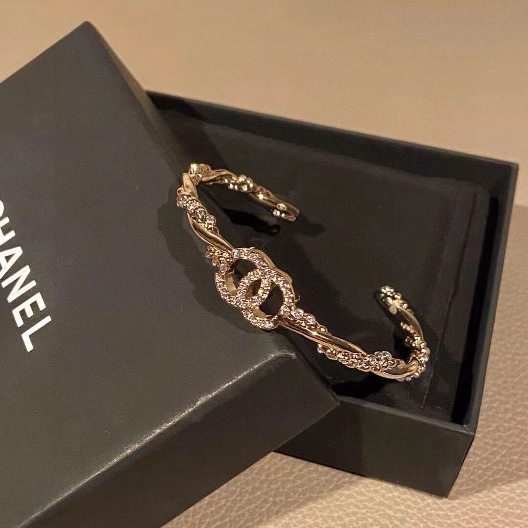 NO:858028,New CHANEL Chanel rhinestone twisted light gold bracelet with opening design. It looks good when worn alone or stacked. Bracelet jewelry. New thick bracelet. A must-have for advanced customization and exquisite small items. It can be worn all year round. The details enhance the clothes and enhance the texture. Elegant temperament, fashionable collection, exquisite for daily commuting, jewelry boutique, chanel, chanel, bracelet19860909新款CHANEL 香奈儿水钻麻花扭纹浅金色手镯开口设计叠戴单戴都好好看手镯bracelet jewelry 新款厚实手镯 高级定制精致小物件必备 一年四季都可配戴细节中提升衣品 提升质感 优雅气质时髦精收藏款日常通勤精致,饰品精品,chanel,chanel,bracelet,Jewelry