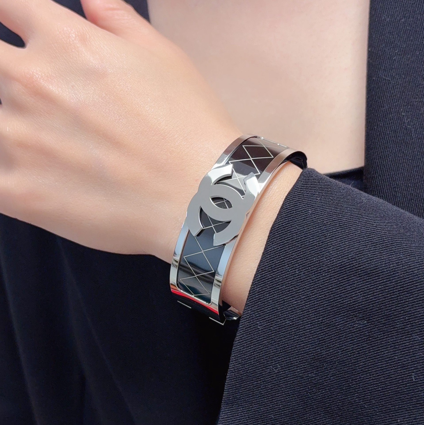 NO:858052,The new Chanel wide version rhombus bracelet is super heavy bling bling, the color matching is very good and has a high-end feel. It has a high-end goddess temperament. The stainless steel material is not allergic and does not fade. One-to-one exquisite craftsmanship, extremely classic charm, high cost performance. A must-have choice, boutique jewelry, chanel, chanel, bracelet19860909新款香奈儿Chanel宽版菱格手镯超重工bling bling,颜色搭配得非常好高级感 女神气质高端 精钢材质不过敏不褪色.一比一精美工艺,经典至极的魅物,性价比高 必备必入之选,饰品精品,chanel,chanel,bracelet,Jewelry