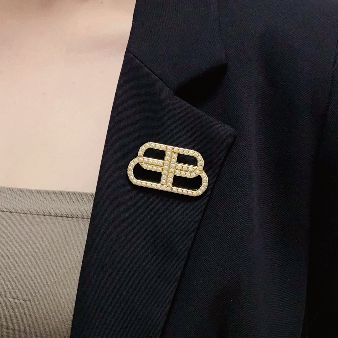 NO:858029,The new Balenciaga counters are full of pearls, gold and silver, and new brooches are available at the same time. They are the accessories that know women best. Those women who devote all their efforts to themselves often cherish the meaning of brooches. Ms. Balenciaga pins the brooch on her hat and tells the fashionable ladies who imitate her [Brooch is very practical. It can be pinned on the suit collar, pocket, hat, belt or evening dress. Boutique jewelry, balenciaga, balenciaga, business  suit, brooch, breastpin, hats19860909新款 Balenciaga巴黎世家专柜满珍珠金银同步上新胸针,是最懂女人的饰物.那些倾注了全部心血去做自己的女人,往往更珍惜胸针的意义.巴黎世家女士把胸针别在帽子上,并告诉那些模仿她的时髦女士们[胸针可是非常实用,它可以别在西装领上、口袋上、帽子上、腰带上或者是晚礼服上,饰品精品,balenciaga,balenciaga,business suit,brooch，breastpin,hats,Jewelry