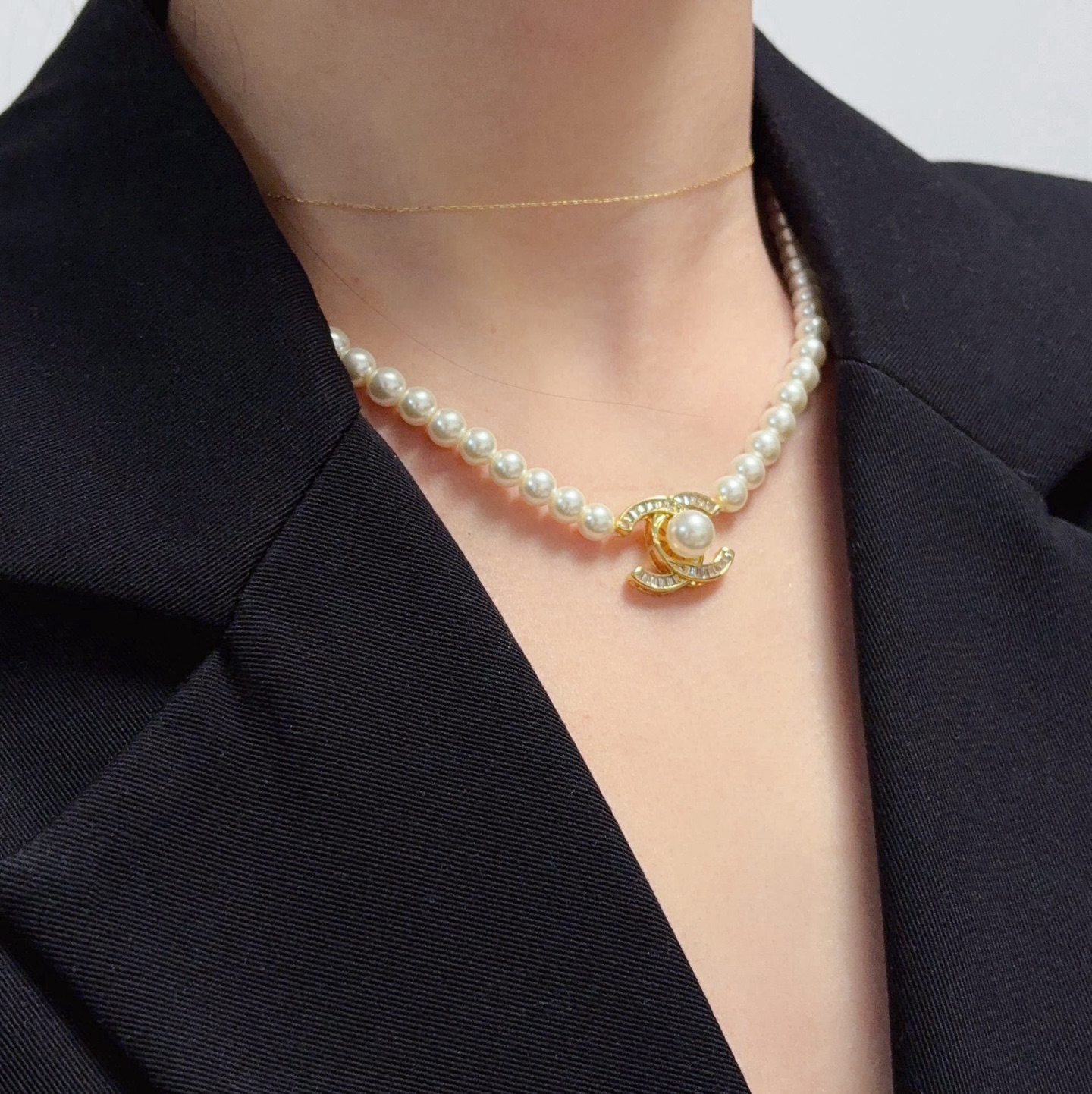 NO:858060,Chanel's latest white pearl necklace is a super personalized and versatile model. The overall details are very surprising. The design is full of sense. It not only brings out personal confidence and taste, the style is elegant and fashionable, highlighting the French elegance. The meticulous details make it more attractive to wear. Suitable for various occasions. Boutique jewelry, chanel, chanel, necklace19860909香奈儿Chanel最新款白珍珠项链超个性百搭款特别特别赞,整体细节非常令人惊喜,设计感十足,不仅带出个人自信及品味,款式典雅而时尚,突显法式高雅气息,加上一丝不苟的细节,使得佩戴起来更具吸引力各种场合都合适,饰品精品,chanel,chanel,necklace,Jewelry
