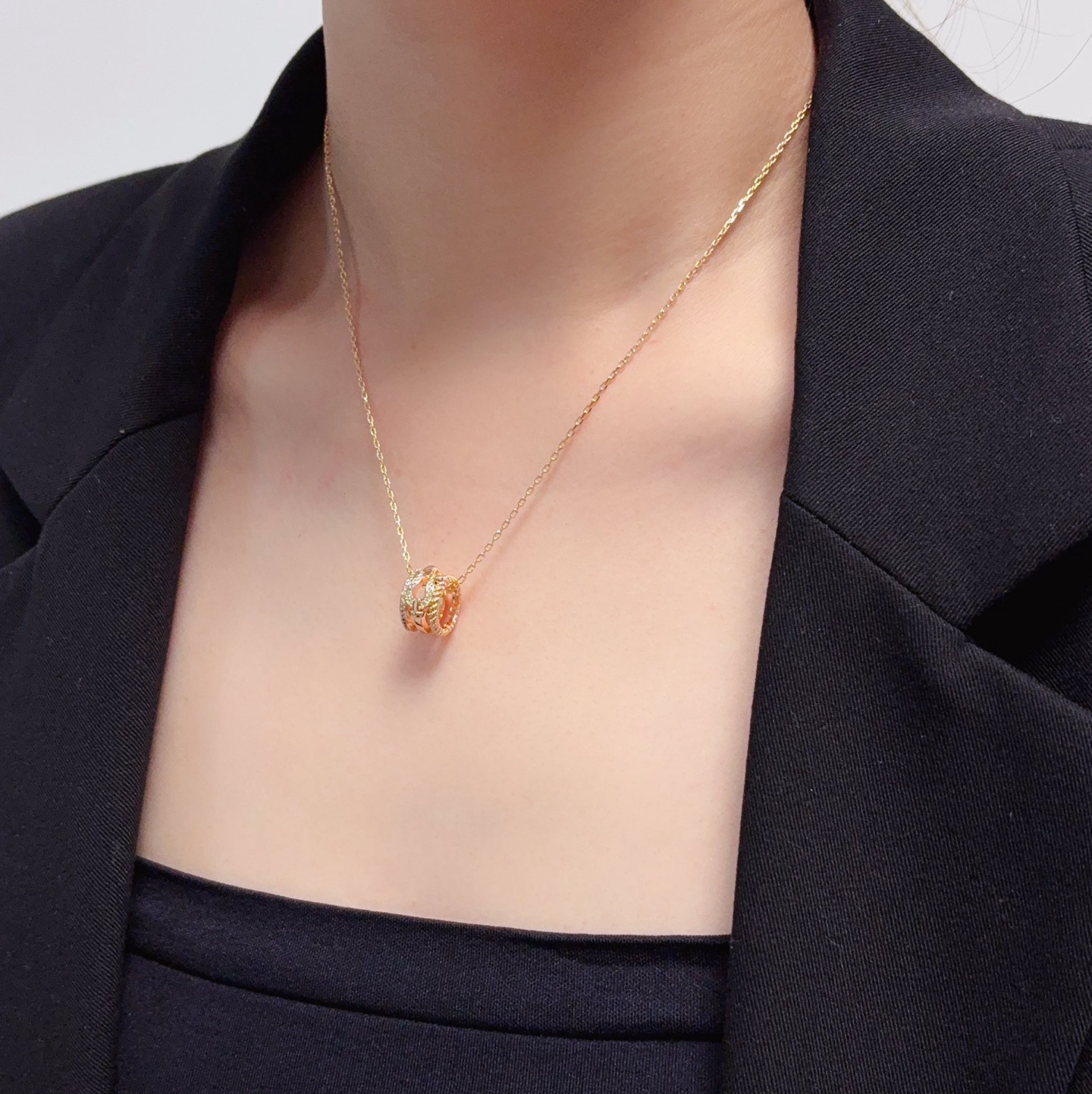 NO:858078,New product release hot wire Fred Feiden full diamond small horseshoe buckle three-in-one ring pendant unisex style high quality twist necklace big brand fashion exquisite FORCE series necklace high-end customization ~ sub-gold micro-plating 18k gold process Seiko horseshoe buckle head necklace!  The upper body effect is very versatile. Internet celebrity. A must-have item for fashionistas. Rose gold and silver buckles are the same for men and women. Couple style, fine jewelry, necklace, ring.19860909新品发布火爆钢丝费雷德 Fred斐登满钻小马蹄扣三合一戒指吊坠中性款高品质麻花项链大牌 时尚 精致FORCE 系列项链高端定制～亚金微电镀18k金工艺 精工马蹄扣头项链！上身效果非常百搭 网红达人 时尚一族必备单品 玫瑰金、银色扣头男女同款情侣款,饰品精品,necklace,ring,Jewelry