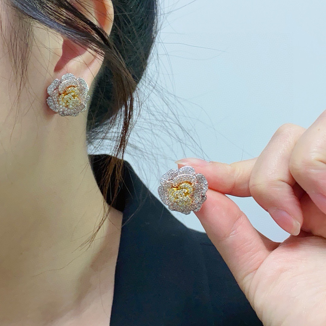 NO:858137,Xiaoxiang's new Chanel Chanel colored diamond full camellia diamond stud earrings are exactly the same as the original!  High-end customization, every detail is comparable to the authentic products at the counter. The only one in the industry in the world that buys genuine products from counters and makes patterns that can be worn all year round. Fine jewelry, chanel, chanel.19860909小香新款 Chanel香奈儿彩钻满钻山茶花镶钻耳钉 原版一摸一样的原单货！高端定制 每一个细节媲美专柜正品,业内仅此一家全世界专柜自购正品打版一年四季均可佩戴,饰品精品,chanel,chanel,Jewelry
