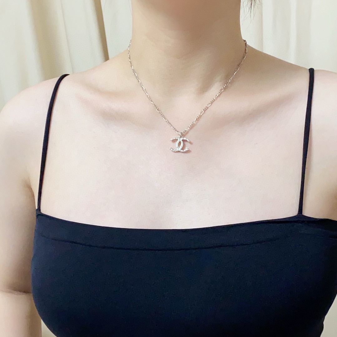 NO:858070,Chanel Xiaoxiangfeng Medieval Gold and Silver Series Exclusive Seiko Necklace Unique Chain Xiaohongshu Recommends the Popular Chanel Latest Double C Super Personalized, Very Versatile Style, Very Amazing Overall Details, Full of Design, Not only Brings out Personal Confidence and Taste, Elegant and Fashionable Style, Highlighting French Elegance, Plus Meticulous Details Make It More Attractive to Wear, Boutique Jewelry, Chanel, Chanel, Necklace19860909Chanel 小香风中古金银系列独家精工项链独特的链条小红书推荐爆款香奈最新款双C超个性,百搭款特别特别赞,整体细节非常令人惊喜,设计感十足,不仅带出个人自信及品味,款式典雅而时尚,突显法式高雅气息,加上一丝不苟的细节,使得佩戴起来更具吸引力,饰品精品,chanel,chanel,necklace,Jewelry