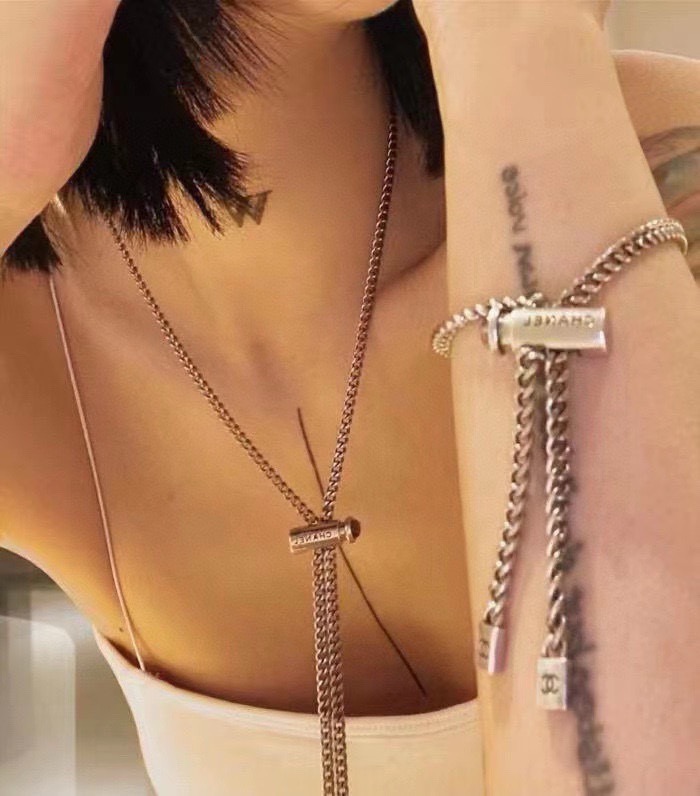 NO:858092,Chanel Chanel's latest fashionable retractable necklace with double C letters is super personalized and versatile. The overall details are very surprising and the design is full of sense. It not only brings out personal confidence and taste, the style is elegant and fashionable, highlighting the French elegance. The meticulous details make it more attractive to wear. Boutique jewelry, chanel, chanel, necklace19860909香奈儿Chanel双C字母最新款时尚伸缩项链超个性,百搭款特别特别赞,整体细节非常令人惊喜,设计感十足,不仅带出个人自信及品味,款式典雅而时尚,突显法式高雅气息,加上一丝不苟的细节,使得佩戴起来更具吸引力,饰品精品,chanel,chanel,necklace,Jewelry