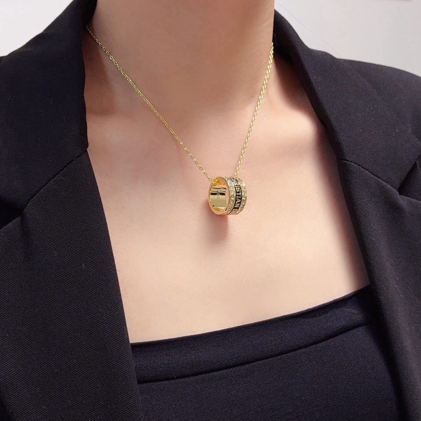 NO:858104,Dior Dior's latest fashion ring pendant necklace with letters and diamonds is super personalized and versatile. The overall details are very surprising and the design is full of sense. It not only brings out personal confidence and taste, the style is elegant and fashionable, highlighting the French elegance. The meticulous details make it more attractive to wear. Boutique jewelry, dior, dior, necklace, ring19860909迪奥Dior字母镶钻最新款时尚戒指吊坠项链超个性,百搭款特别特别赞,整体细节非常令人惊喜,设计感十足,不仅带出个人自信及品味,款式典雅而时尚,突显法式高雅气息,加上一丝不苟的细节,使得佩戴起来更具吸引力,饰品精品,dior,dior,necklace,ring,Jewelry