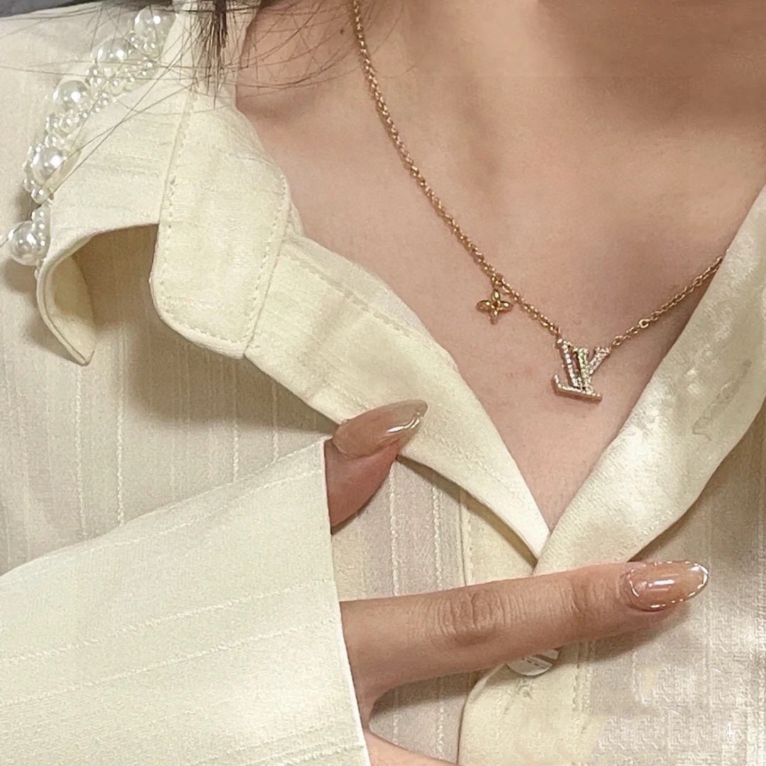 NO:858115,Louis Vuitton LV full diamond necklace high-end customization, advanced color separation electroplating, big-name fashion brings fashionable and interesting vision, brilliant cutting process makes the surface polished very beautiful, 3 degrees of dazzling, all aspects are in place, the overall design is simple, the logo is highly recognizable, it is elegant when paired, boutique jewelry, louis vuitton, louis vuitton, necklace19860909路易威登 LV满钻项链高端定制 高级分色电镀 大牌时尚带来时髦、有趣的视觉,明亮式切割工艺使表面抛光非常靓丽3度绚丽夺目 方方面面都很到位整体设计简约、Logo辨识度高搭配起来典雅,饰品精品,louis vuitton,louis vuitton,necklace,Jewelry