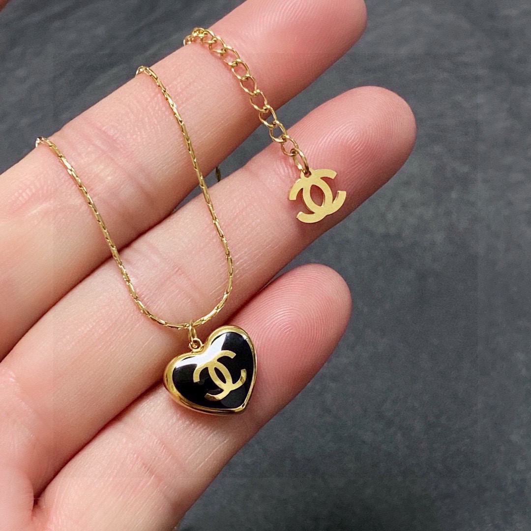 NO:858128,Chanel Chanel's latest love heart necklace love pendant is super personalized and versatile. The overall details are very surprising and the design is full of sense. It not only brings out personal confidence and taste, the style is elegant and fashionable, highlighting the French elegance. The meticulous details make it more attractive to wear. Boutique jewelry, chanel, chanel, necklace19860909香奈儿Chanel最新款桃心项链爱心吊坠超个性,百搭款特别特别赞,整体细节非常令人惊喜,设计感十足,不仅带出个人自信及品味,款式典雅而时尚,突显法式高雅气息,加上一丝不苟的细节,使得佩戴起来更具吸引力,饰品精品,chanel,chanel,necklace,Jewelry