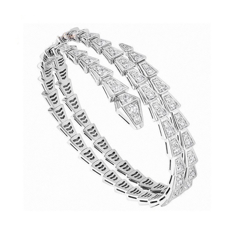 NO:858152,Exclusive debut of the latest series, classic and popular BVLGARI snake bracelet. Capture the charm, temptation and charming sexiness of the Serpenti bracelet with an intoxicating and exquisite design to pay tribute to its spiritual beast. The scales of this bracelet are pavé diamonds, and the pear-shaped brilliant-cut diamonds show the ultimate light, showing the unique spreading curve of the snake, spreading and lingering on the hand, charming and moving. Serpenti high-end jewelry is made of sub-gold plated with 18k white gold, and the original rose gold version  Engraved with logo!  ,Boutique jewelry,bottega veneta,bvlgari,bvlgari,bracelet19860909独家首发 最新系列 经典 火爆 BVLGARI宝格丽蛇手镯.以令人沉醉的绝妙设计捕捉Serpenti手镯的魅力、诱惑和迷人的性感,以此向其灵兽致敬.此款手镯鳞片密镶钻石,梨形明亮式切割钻石尽显极致光芒,呈现灵蛇独有的蔓延弯曲,在手部蔓延萦绕,魅惑动人. Serpenti高级珠宝亚金材质电镀18k白金色,玫瑰金原版 刻有logo！,饰品精品,bottega veneta,bvlgari,bvlgari,bracelet,Jewelry