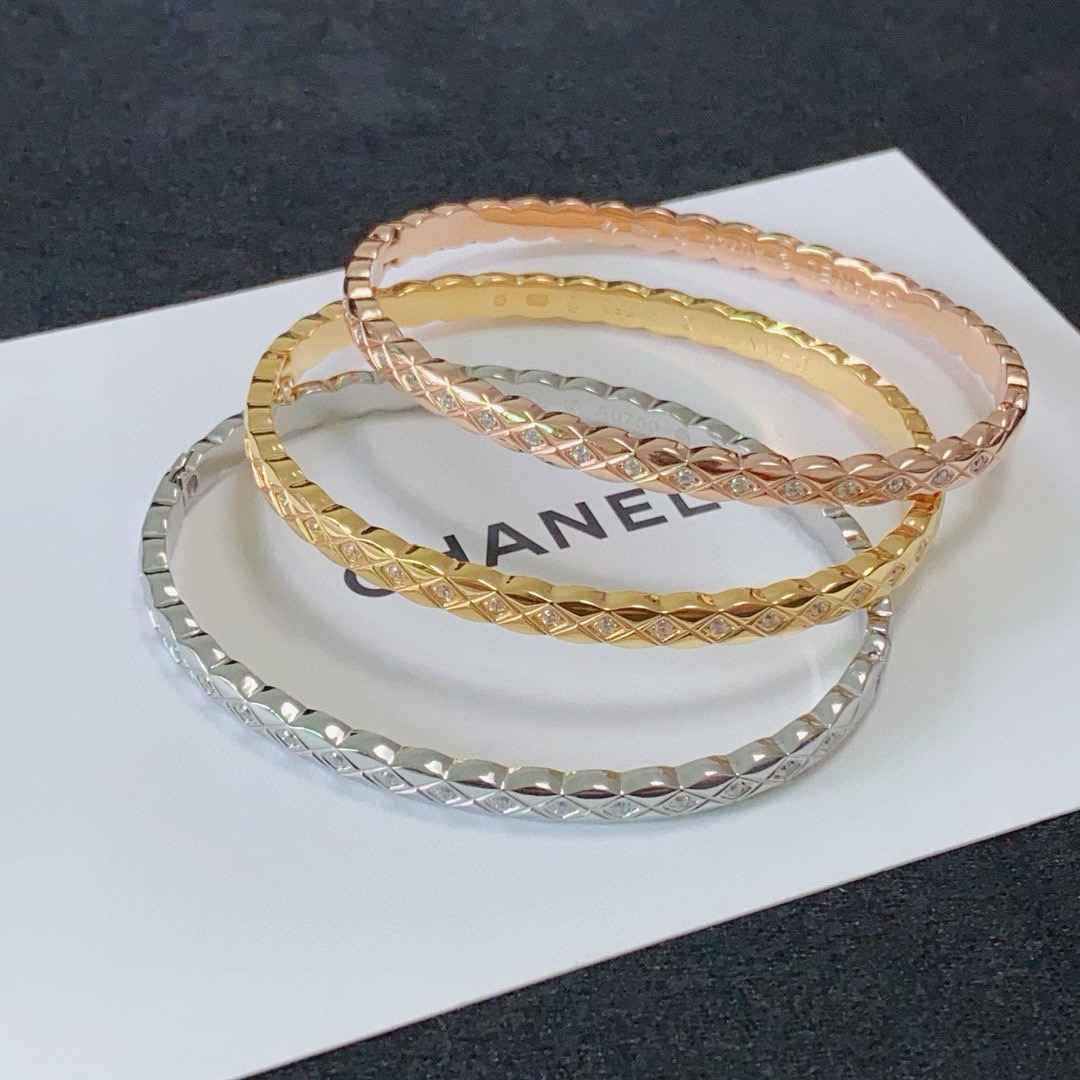 NO:858064,Xiaohongshu recommends the popular Xiaoxiang new c letter rhombus narrow version diamond-encrusted thin bracelet Chanel Chanel high-quality Coco bracelet super heavy bling bling, the color matching is very good and high-end. The goddess has a high-end temperament. The stainless steel material is not allergic and does not fade. One-to-one exquisite craftsmanship, classic charm, high cost-effectiveness. A must-have choice, don’t be picky. Can be matched in all seasons, fine jewelry, chanel, chanel, bracelet19860909小红书推荐爆款小香新款c字母菱格窄版镶钻细手镯香奈儿Chanel高品质Coco手镯超重工bling bling,颜色搭配得非常好高级感 女神气质高端 精钢材质不过敏不褪色.一比一精美工艺,经典至极的魅物,性价比高 必备必入之选不挑人 四季都可以搭配,饰品精品,chanel,chanel,bracelet,Jewelry