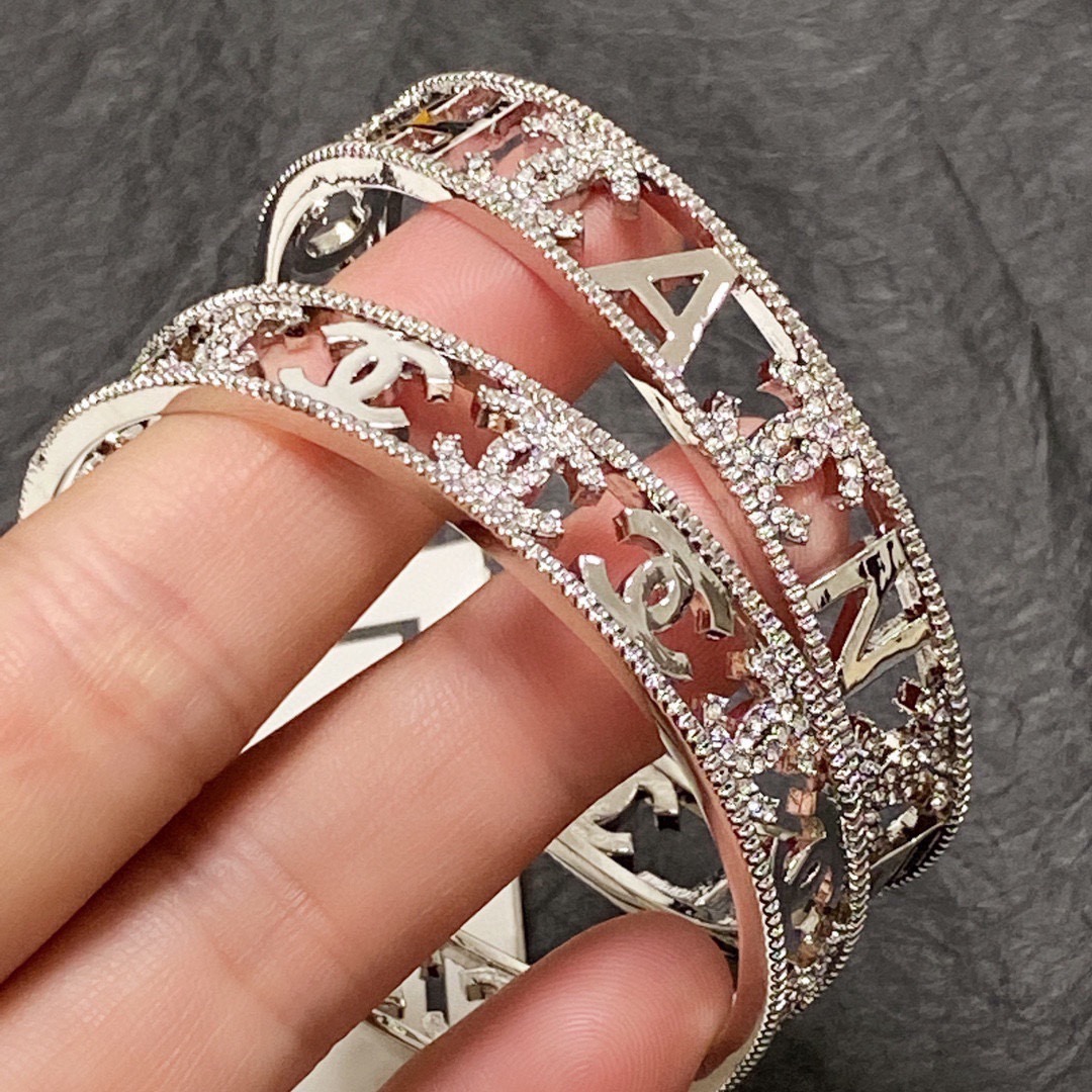 NO:858073,Xiaohongshu recommends the popular Xiaoxiang 22 new c letter hollow bracelet, silver Chanel high-quality micro-diamond bracelet, super heavy bling bling, the color matching is very good and high-end, the goddess has a high-end temperament, the stainless steel material is not allergic and does not fade. One-to-one exquisite craftsmanship, extremely classic charm, high cost performance, must-have choice, boutique jewelry, chanel, chanel, bracelet19860909小红书推荐爆款小香22新款c字母镂空手镯银色香奈儿Chanel高品质微镶钻手镯超重工bling bling,颜色搭配得非常好高级感 女神气质高端 精钢材质不过敏不褪色.一比一精美工艺,经典至极的魅物,性价比高 必备必入之选,饰品精品,chanel,chanel,bracelet,Jewelry