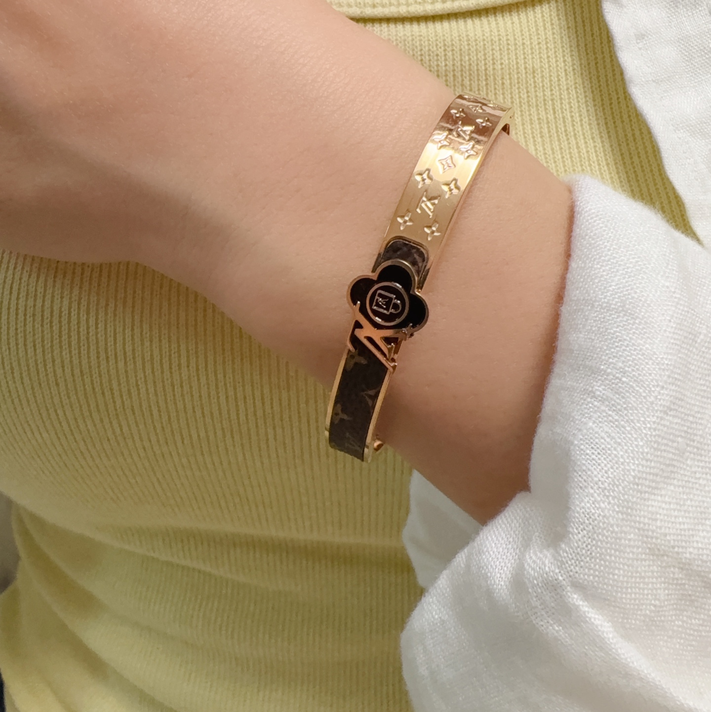NO:858106,New product, original item, LV bracelet Louis Vuitton, same material at counters, hot model shipped, unique design, retro and avant-garde. Bracelet 14K Seiko color-preserved version has been loved by MM since its launch. Every color has its own unique brilliance!  The effect is very nice!  The tiniest one!  It is more durable than ordinary models and shows a fairer complexion, fine jewelry, louis vuitton, louis vuitton, louis vuitton, bracelet19860909新品 原单货 LV手镯Louis Vuitton 路易威登 专柜一致材质 火爆款出货 设计独特 复古前卫.手镯14K精工保色版 从上市以来一直深受MM喜爱每一种颜色都有它独一无二的光彩！上手效果非常好看！最细小的一款！比普通款更耐看显肤色白皙,饰品精品,louis vuitton,louis vuitton,louis vuitton,bracelet,Jewelry