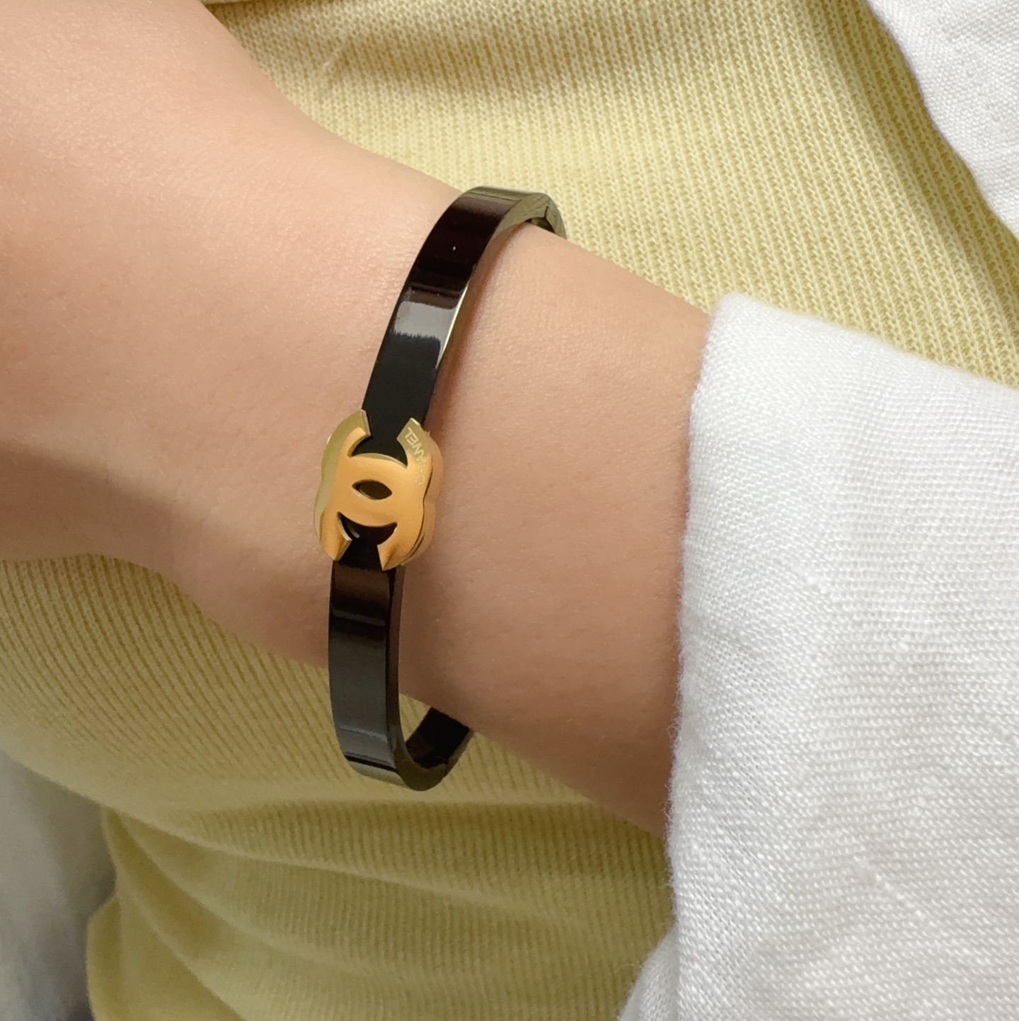 NO:858117,The new Chanel carbon black bracelet is super heavy-duty bling bling, and the color matching is very good. It has a high-end feel. It has a high-end goddess temperament. The stainless steel material is not allergic and does not fade. One-to-one exquisite craftsmanship, a classic charm, and high cost performance. A must-have choice, boutique jewelry, chanel, chanel, bracelet19860909新款香奈儿Chanel碳黑手镯超重工bling bling,颜色搭配得非常好高级感 女神气质高端 精钢材质不过敏不褪色.一比一精美工艺,经典至极的魅物,性价比高 必备必入之选,饰品精品,chanel,chanel,bracelet,Jewelry