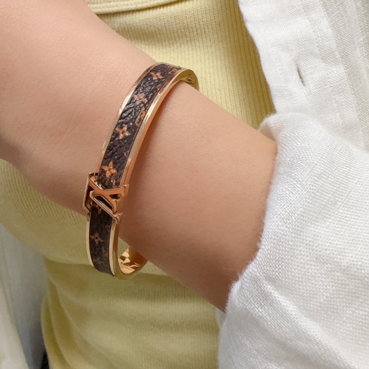 NO:858141,New product, original item, LV printed leather bracelet Louis Vuitton, same material at counters, popular model shipped, unique design, retro and avant-garde. 14K Seiko color-protected version of the bracelet has been loved by MM since its launch. Every color has its own unique brilliance!  The effect is very nice!  The tiniest one!  It is more durable than ordinary models and shows a fairer complexion, fine jewelry, louis vuitton, louis vuitton, louis vuitton, bracelet19860909新品 原单货 LV印花皮革手镯Louis Vuitton 路易威登 专柜一致材质 火爆款出货 设计独特 复古前卫.手镯14K精工保色版 从上市以来一直深受MM喜爱每一种颜色都有它独一无二的光彩！上手效果非常好看！最细小的一款！比普通款更耐看显肤色白皙,饰品精品,louis vuitton,louis vuitton,louis vuitton,bracelet,Jewelry
