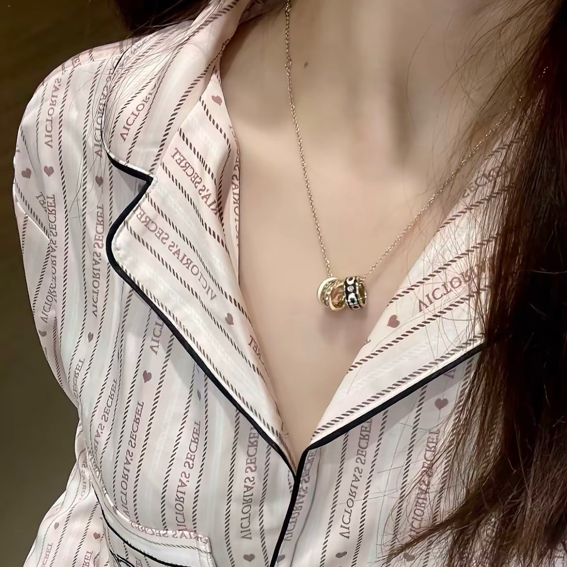 NO:858153,COACH/小红书’s popular latest three-ring multi-accessory necklace is more beautiful and personalized when stacked. The versatile style is particularly amazing. The overall details are very surprising and full of design. It not only brings out personal confidence and taste, the style is elegant and fashionable, highlighting the French elegance. The meticulous details make it more attractive to wear. Boutique jewelry, coach, coach, necklace19860909COACH/蔻驰小红书火爆最新款三环多配件项链叠戴更加好看超个性,百搭款特别特别赞,整体细节非常令人惊喜,设计感十足,不仅带出个人自信及品味,款式典雅而时尚,突显法式高雅气息,加上一丝不苟的细节,使得佩戴起来更具吸引力,饰品精品,coach,coach,necklace,Jewelry
