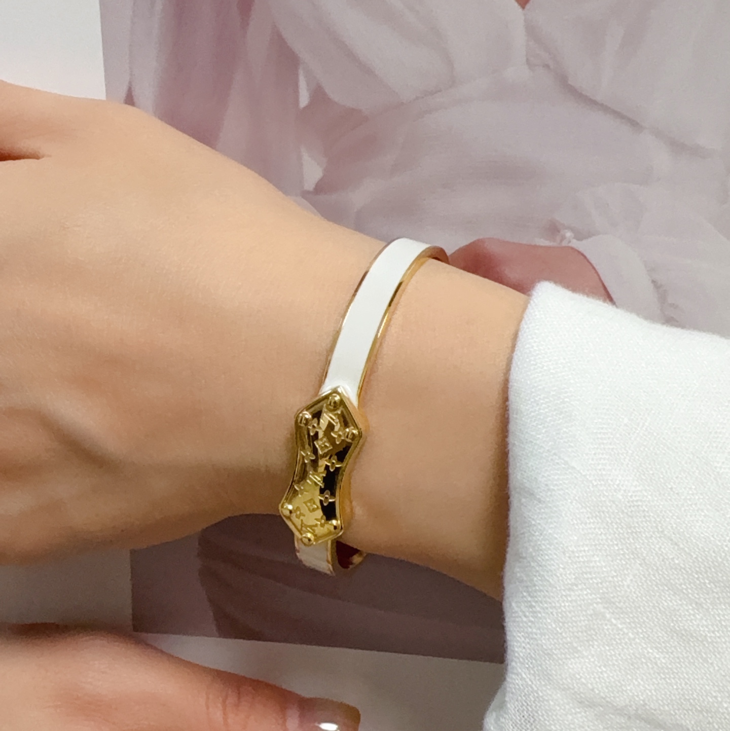 NO:859734,Xiaohongshu recommends the popular new LV letter gold and silver bracelets, the new LVLouis Vuitton Louis Vuitton, high-quality colorful bracelets, super heavy-duty bling bling, the colors are well matched and have a high-end feel. The goddess has a high-end temperament. The stainless steel material is not allergic and does not fade. One-to-one exquisite craftsmanship, classic charm, high cost performance. A must-have choice, boutique jewelry, louis vuitton, louis vuitton, louis vuitton, bracelet19860909小红书推荐爆款新款lv字母金银手镯新款LVLouis Vuitton 路易威登 高品质彩色手镯超重工bling bling,颜色搭配得非常好高级感 女神气质高端 精钢材质不过敏不褪色.一比一精美工艺,经典至极的魅物,性价比高 必备必入之选,饰品精品,louis vuitton,louis vuitton,louis vuitton,bracelet,Jewelry