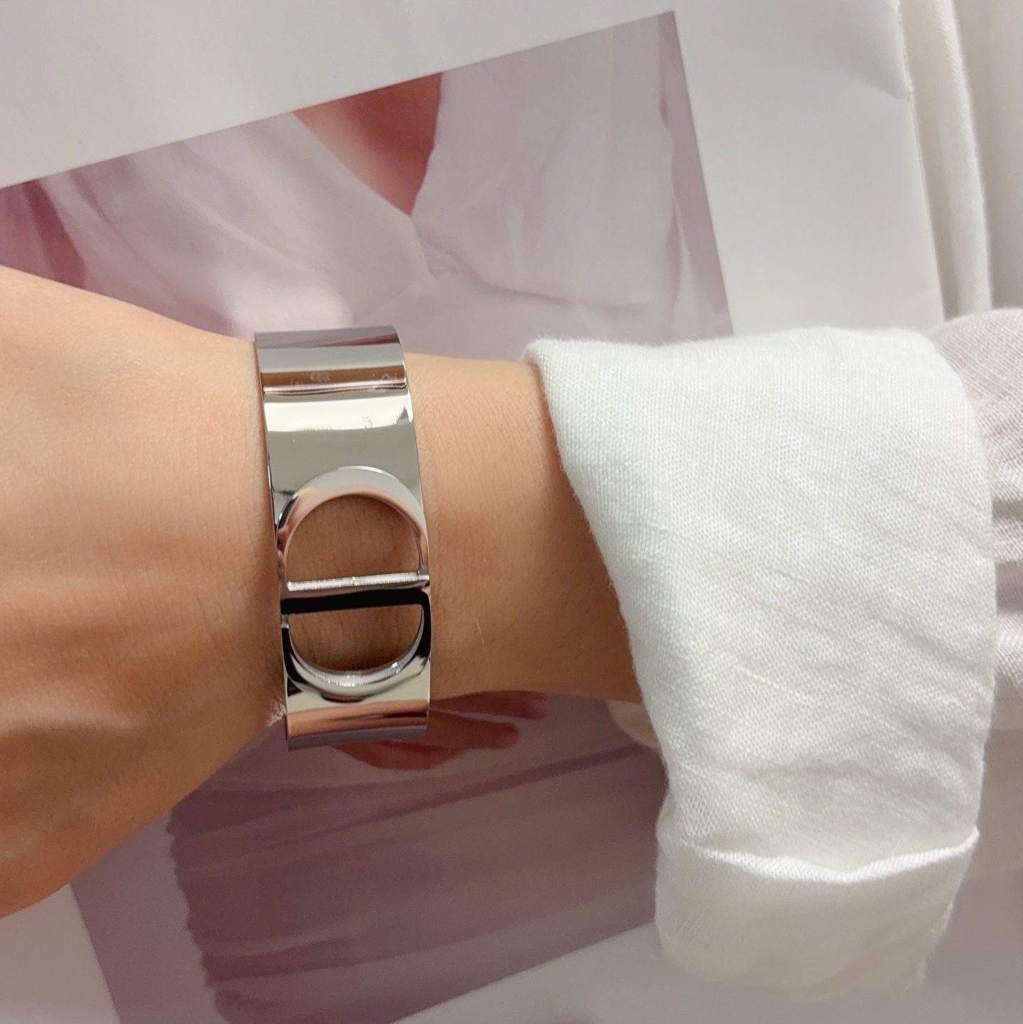 NO:859744,Xiaohongshu recommends the popular new CD letter gold and silver open bracelet Dior Dior CD high-quality color bracelet with super heavy bling bling, the color matching is very good and high-end, the goddess has a high-end temperament, the stainless steel material is not allergic and does not fade. One-to-one exquisite craftsmanship, extremely classic charm, high cost performance, a must-have choice, boutique jewelry, dior, dior, bracelet19860909小红书推荐爆款新款CD字母金银开口手镯Dior迪奥cd高品质彩色手镯超重工bling bling,颜色搭配得非常好高级感 女神气质高端 精钢材质不过敏不褪色.一比一精美工艺,经典至极的魅物,性价比高 必备必入之选,饰品精品,dior,dior,bracelet,Jewelry