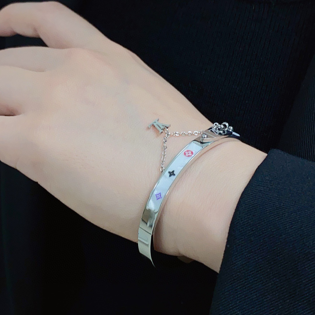 NO:859873,New product, original item, LV letter Logo silver and white bracelet Louis Vuitton, same counter material, popular model shipped, unique design, retro and avant-garde. 14K Seiko color-protected version of the bracelet has been loved by MM since its launch. Each color has its own unique brilliance!  The effect is very nice!  The tiniest one!  It is more durable than ordinary models and shows a fairer complexion, fine jewelry, louis vuitton, louis vuitton, louis vuitton, bracelet19860909新品 原单货 LV字母Logo银白色手镯Louis Vuitton 路易威登 专柜一致材质 火爆款出货 设计独特 复古前卫.手镯14K精工保色版 从上市以来一直深受MM喜爱每一种颜色都有它独一无二的光彩！上手效果非常好看！最细小的一款！比普通款更耐看显肤色白皙,饰品精品,louis vuitton,louis vuitton,louis vuitton,bracelet,Jewelry