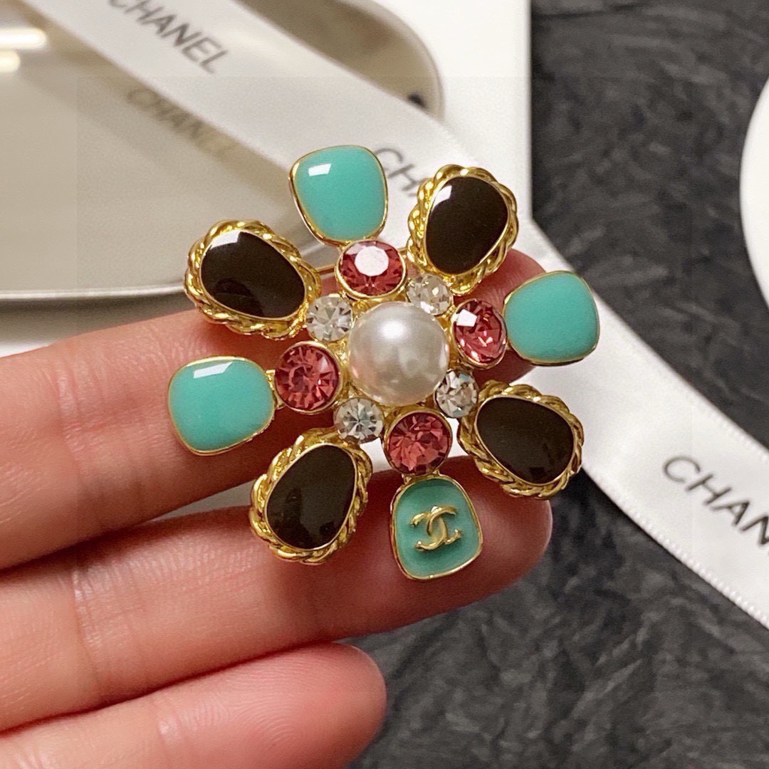 NO:859815,CHANEL Xiaoxiang's new counters are synchronized with the new Chanel brooch, which is the accessory that best understands women. Women who devote all their efforts to being themselves tend to cherish the meaning of the brooch more. Ms. Chanel pinned the brooch on her hat and told the fashionable ladies who imitated her [Broches are very practical. They can be pinned on the collar of a suit, on a pocket, on a hat, on a belt or on an evening dress. Boutique jewelry, chanel, chanel, business  suit, brooch, breastpin, hats19860909CHANEL小香 专柜新款同步上新香奈儿胸针,是最懂女人的饰物.那些倾注了全部心血去做自己的女人,往往更珍惜胸针的意义.香奈儿女士把胸针别在帽子上,并告诉那些模仿她的时髦女士们[胸针可是非常实用,它可以别在西装领上、口袋上、帽子上、腰带上或者是晚礼服上,饰品精品,chanel,chanel,business suit,brooch，breastpin,hats,Jewelry