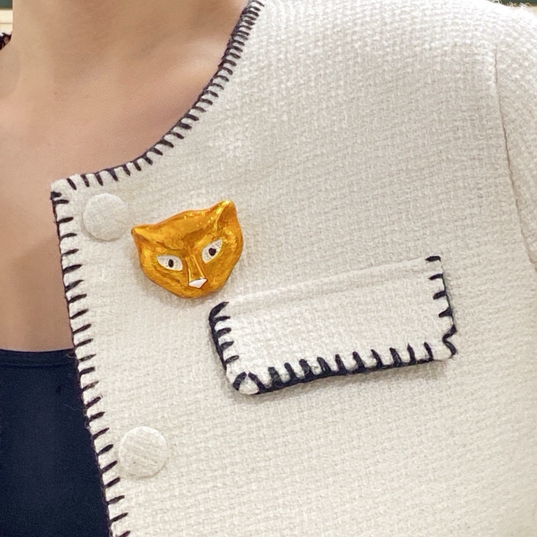 NO:859825,Gucci Gucci counter's new double G antique fox head brooch is the accessory that understands women best. Women who devote all their efforts to being themselves tend to cherish the meaning of brooches more. Ms. Gucci pins the brooch on her hat and tells the fashionable ladies who imitate her [Brooch is very practical. It can be pinned on the collar of a suit, on a pocket, on a hat, on a belt or on an evening dress. Boutique jewelry, gucci, gucci, business suit, brooch, breastpin, hats19860909古驰Gucci专柜新款双G中古狐狸头胸针,是最懂女人的饰物.那些倾注了全部心血去做自己的女人,往往更珍惜胸针的意义.古驰女士把胸针别在帽子上,并告诉那些模仿她的时髦女士们[胸针可是非常实用,它可以别在西装领上、口袋上、帽子上、腰带上或者是晚礼服上,饰品精品,gucci,gucci,business suit,brooch，breastpin,hats,Jewelry