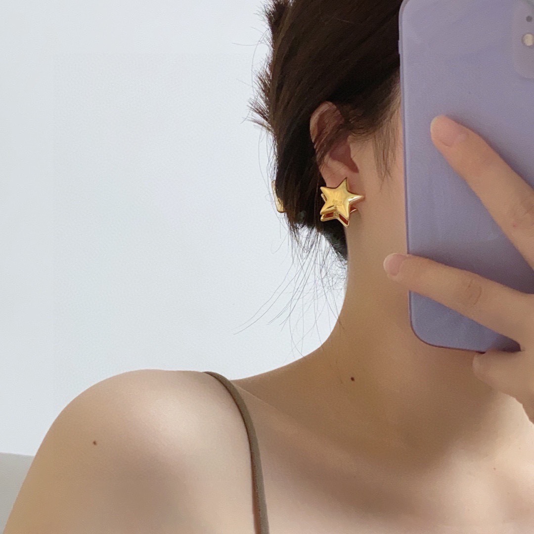 NO:859857,How to wear Celine Arc de Triomphe pentagram earrings Celine has become a popular element, continuing to interpret elegance and create fashion for women. Celine's jewelry style definitely represents a new lifestyle, just like this earring, the harmonious matching with clothing is very prominent, allowing gorgeousness and freedom to coexist, elegant but never feeling constrained, jewelry boutique, celine, celine, earrings19860909Celine赛琳凯旋门五角星佩戴方法耳扣耳钉 赛琳已经自成一股流行元素,持续为女性诠释优雅、创造时尚,Celine家的饰品风格绝对代表了一种新的生活方式,就像此款耳环,跟服饰之间的和谐搭配性是非常凸出的,让华丽与自在共存,优雅但绝不会感到束缚,饰品精品,celine,celine,earrings,Jewelry
