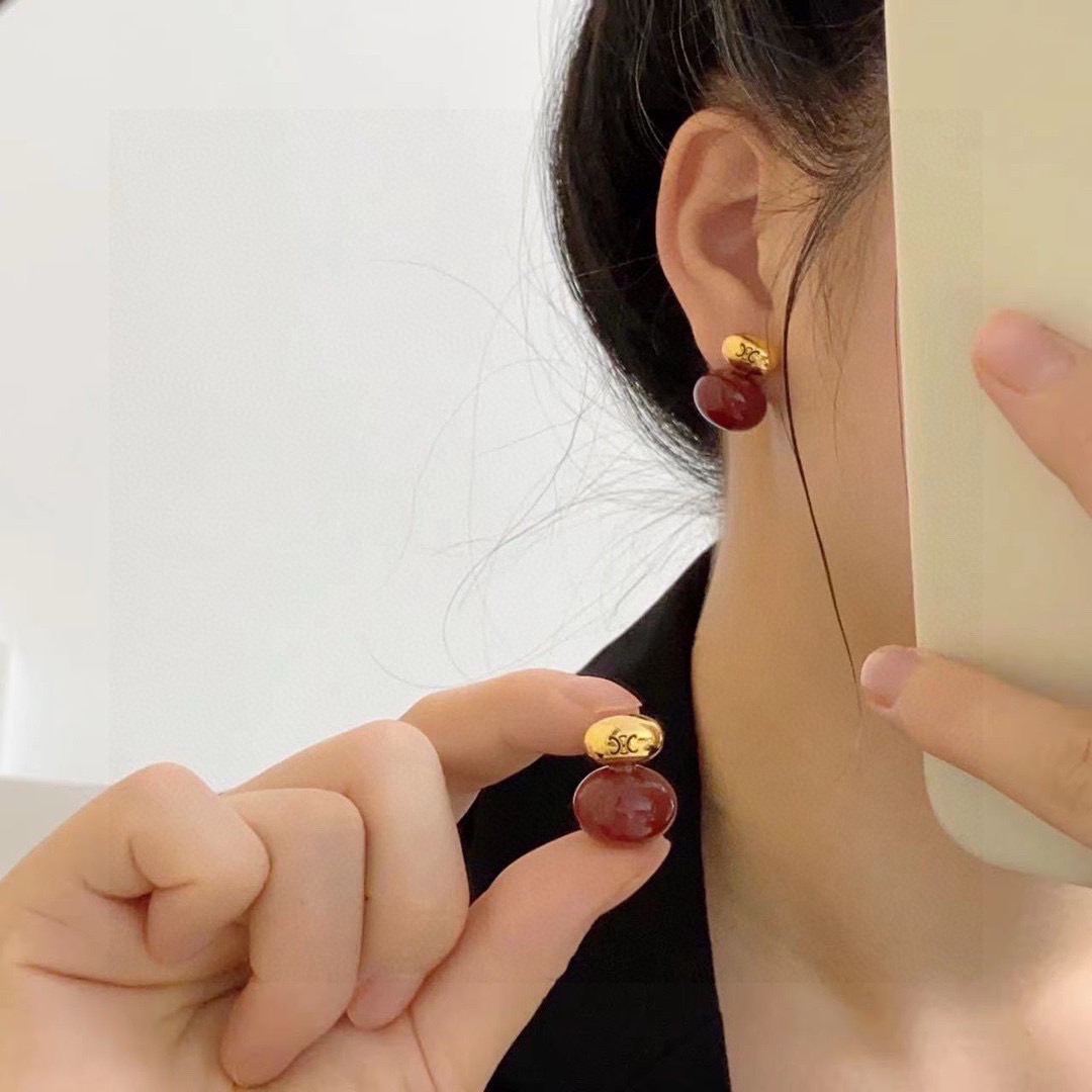 NO:859881,Celine Arc de Triomphe Ancient Gold New Year Red Oval Earrings Celine has become a popular element of its own, continuing to interpret elegance and create fashion for women. Celine's jewelry style definitely represents a new lifestyle, just like this earring, the harmonious matching with clothing is very prominent, allowing gorgeousness and freedom to coexist, elegant but never feeling constrained, jewelry boutique, celine, celine, earrings19860909Celine赛琳凯旋门古金新年红椭圆耳钉 赛琳已经自成一股流行元素,持续为女性诠释优雅、创造时尚,Celine家的饰品风格绝对代表了一种新的生活方式,就像此款耳环,跟服饰之间的和谐搭配性是非常凸出的,让华丽与自在共存,优雅但绝不会感到束缚,饰品精品,celine,celine,earrings,Jewelry