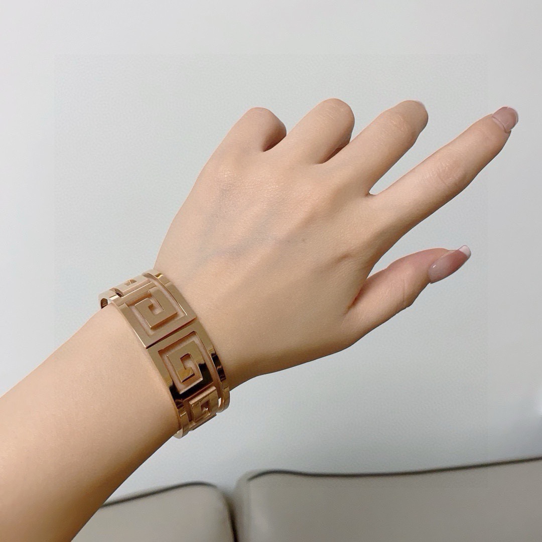 NO:861818,Actual shot of the new Givenchy wide-edition hollow-engraved unisex bracelet. The design is unassuming and low-profile, but it carries a charming temperament. The upper body is so elegant that it couldn’t be more beautiful. The original LG is of great quality. Dear friends who know the goods, take a look. It’s a fine jewelry, givenchy, givenchy, bracelet.19860909新款Givenchy纪梵希宽版镂空雕刻中性款手镯原版实拍 设计不张扬不高调却带着一种迷人的气质上身超显气质不能更美了 原版LG 质量杠杠滴 识货的亲们看过来,饰品精品,givenchy,givenchy,bracelet,Jewelry