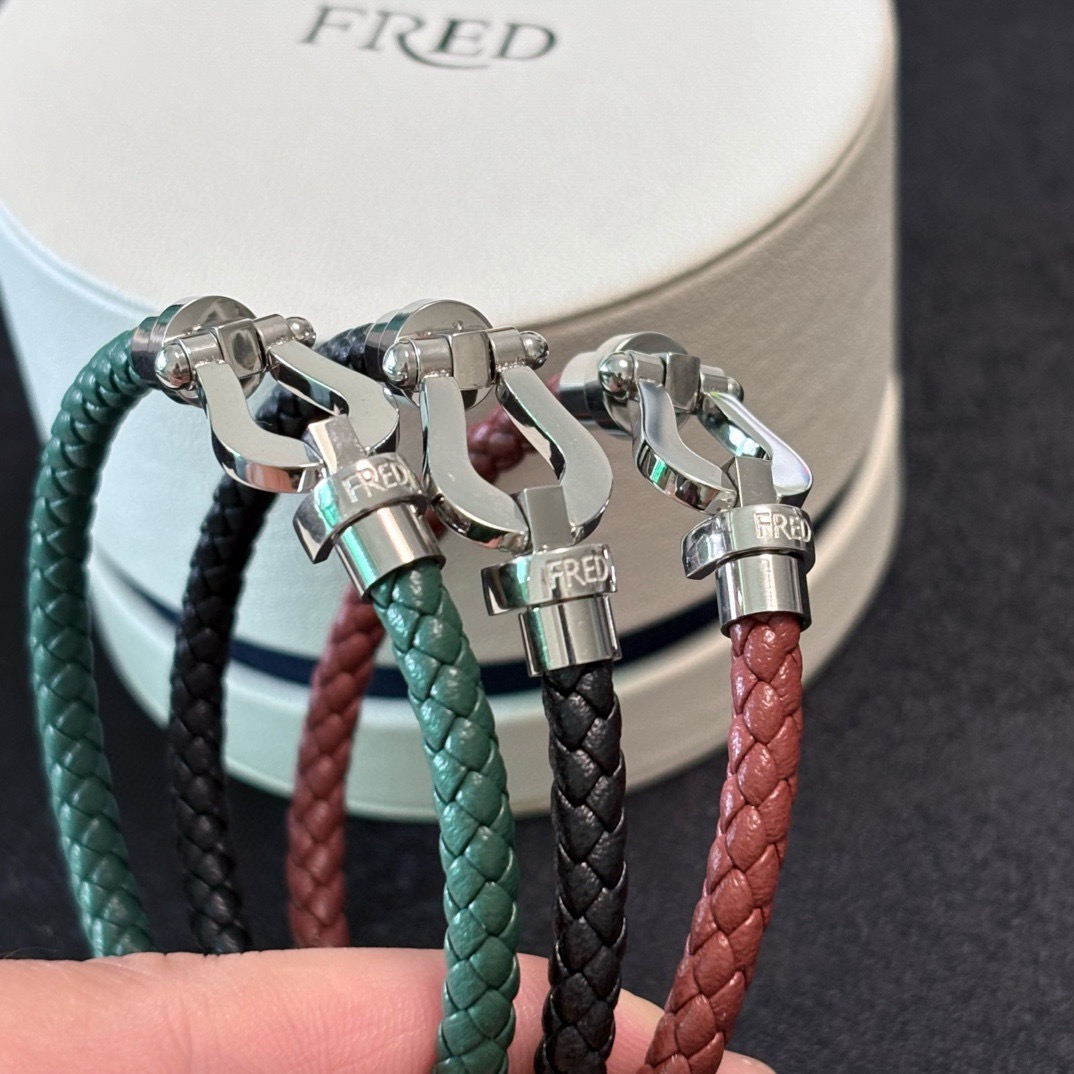 NO:861829,The new Fred Fred Silver Metallic Colored Genuine Leather Cord Bracelet Bracelet High-end Customized Exclusive First Release Top-Quality Price-Performance-Performance Stainless Steel with Logo Color-proof and Almost No Chance of Collision Stir-fried Chicken Looks Versatile Simple and Nice Unisex Couple Style for Men and Women in Three Sizes: 17, 19, and 21cm, High-Quality Accessories, Bracelet, Bracelet19860909新款fred费雷德银色金属彩色真皮皮绳手链手镯手绳高端定制 独家首发 顶级性价比很高 带Logo精钢保色撞款几率几乎没有 炒鸡好看百搭 简单nice 男女中性款情侣款码数17、19、21cm三个尺寸,饰品精品,bracelet,bracelet,Jewelry