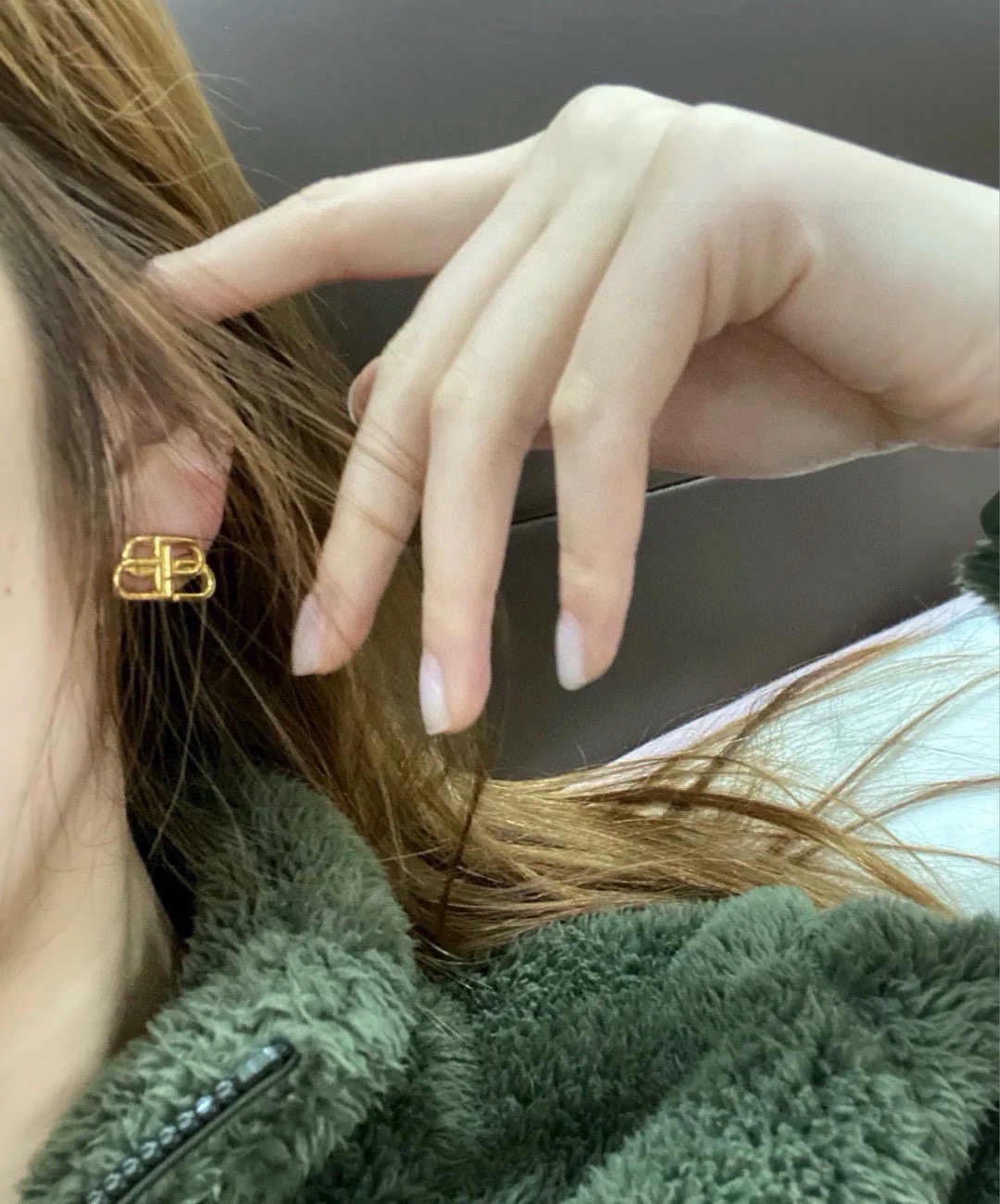 NO:861852,BALENCIAGA Balenciaga's new high-end earring series, heavy-duty craftsmanship and counter synchronization, updated simple earrings with logo!  Classic styling, full design, great upper ear effect, fine jewelry, balenciaga, balenciaga, earrings19860909BALENCIAGA 巴黎世家新款耳钉高端王炸系列 重精工制作专柜同步 Logo 更新简约耳环！经典造型搭配 设计感十足上耳效果非常赞,饰品精品,balenciaga,balenciaga,earrings,Jewelry