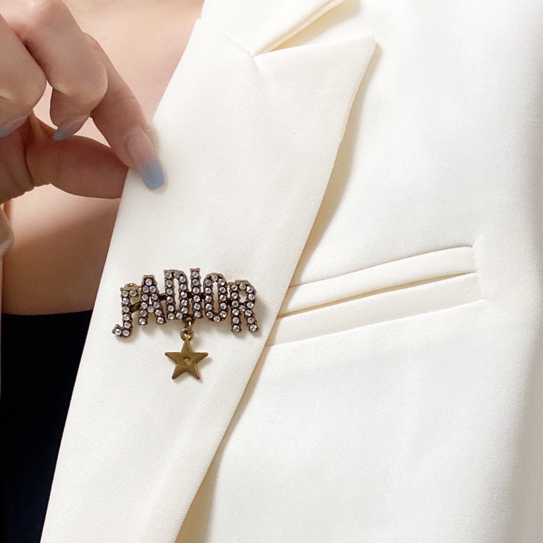 NO:861905,Today's new Dior Jadior letter full diamond brooch is made of the same brass material at the counter. It is super textured and is an absolute hit. The same material, brass and crystal diamond logo, clearly shows that this continues the D family's classic series. It focuses on fashion elements and fashion big names. It is well made. This is a must-have. The wearing effect is super good. It is particularly beautiful when mixed and matched. Single style, high-quality jewelry, dior, dior, dior, brooch, breastpin19860909今日新款迪奥Jadior字母满钻胸针专柜一致黄铜材质 超级有质感绝对爆款 一样材质黄铜水晶钻 logo 清晰可见这款延续了D家经典系列 集中时尚元素 时尚大牌 做工精良 这款真的必须要入手佩戴效果超级赞 混搭特别美 单款,饰品精品,dior,dior,dior,brooch，breastpin,Jewelry