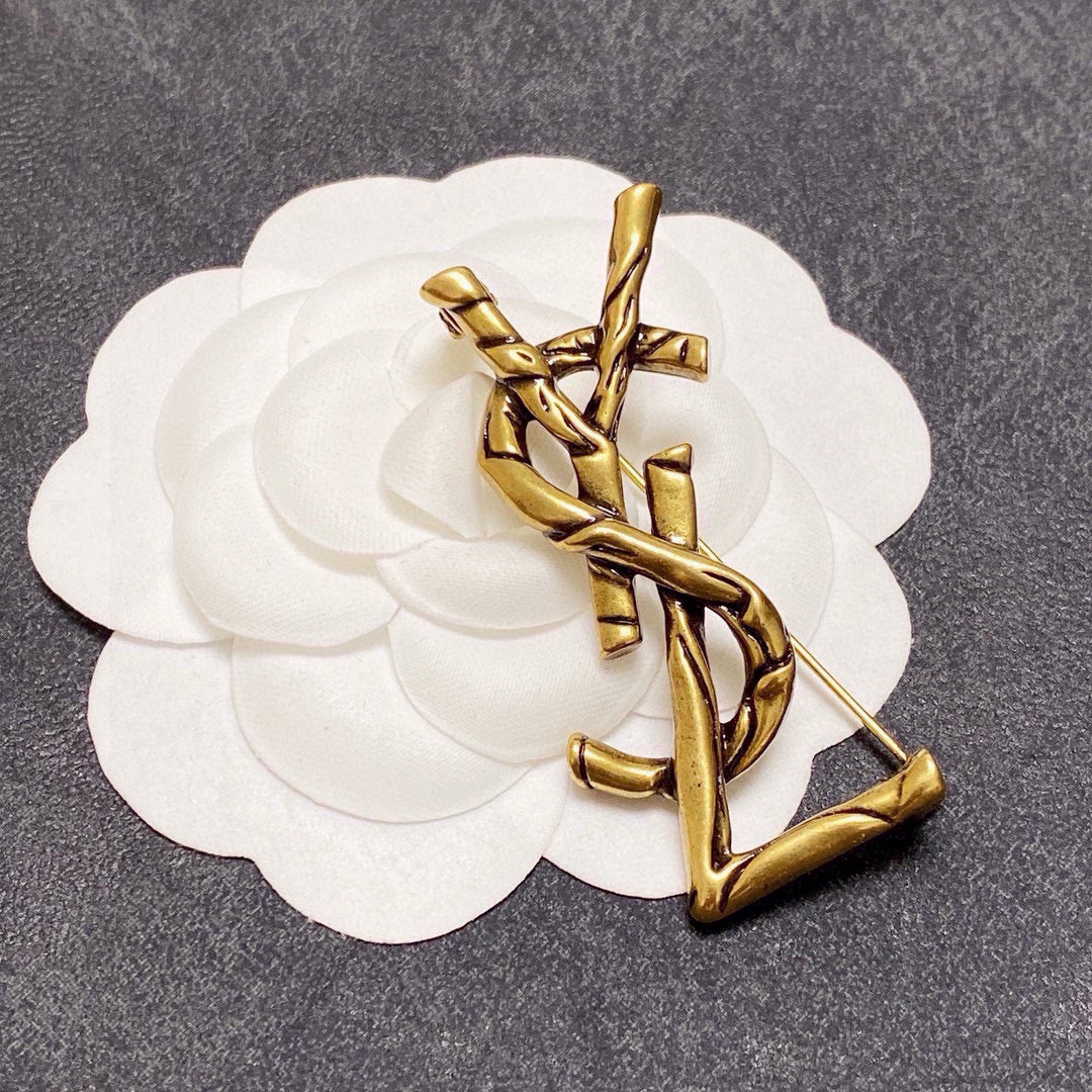 NO:861918,YSL Saint Laurent counter's new bronze retro brooch is the accessory that understands women best. Women who devote all their efforts to being themselves tend to cherish the meaning of brooches more. Ms. Saint Laurent pinned the brooch on her hat and told the fashionable ladies who imitated her [Broches are very practical. They can be pinned on the collar of a suit, on a pocket, on a hat, on a belt or on an evening dress. Boutique jewelry, saint laurent, saint laurent, business  suit, brooch, breastpin, hats19860909YSL圣罗兰专柜新款古铜色复古胸针,是最懂女人的饰物.那些倾注了全部心血去做自己的女人,往往更珍惜胸针的意义.圣罗兰女士把胸针别在帽子上,并告诉那些模仿她的时髦女士们[胸针可是非常实用,它可以别在西装领上、口袋上、帽子上、腰带上或者是晚礼服上,饰品精品,saint laurent,saint laurent,business suit,brooch，breastpin,hats,Jewelry