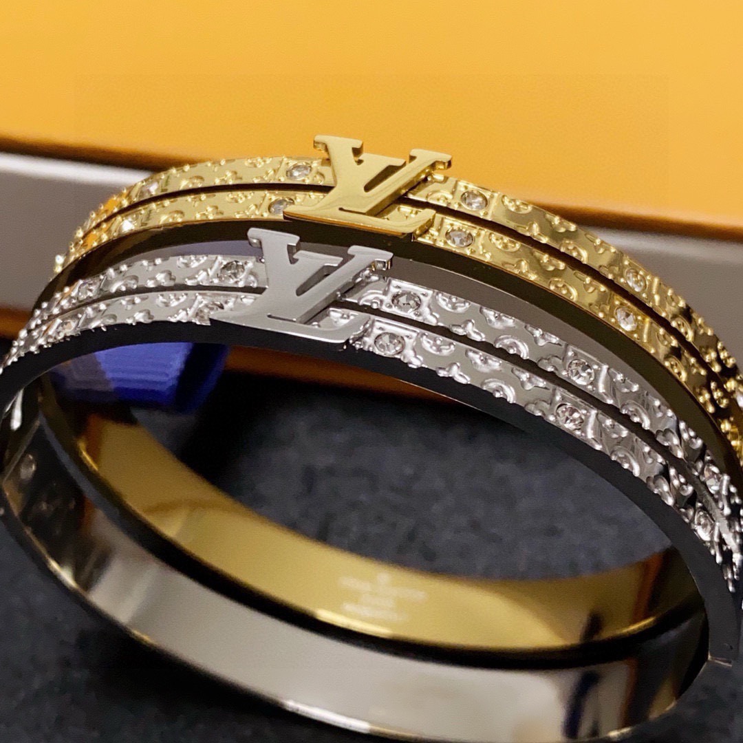 NO:861840,New product, original item, LV unisex style diamond-encrusted engraved bracelet Louis Vuitton, Louis Vuitton, same counter material, popular model shipped, unique design, retro and avant-garde. 14K Seiko color-protected version of the bracelet has been loved by MM since its launch. Every color has its own unique brilliance!  The effect is very nice!  The tiniest one!  It is more durable than ordinary models and shows a fairer complexion, fine jewelry, louis vuitton, louis vuitton, louis vuitton, bracelet19860909新品 原单货 LV中性款镶钻雕刻手镯Louis Vuitton 路易威登 专柜一致材质 火爆款出货 设计独特 复古前卫.手镯14K精工保色版 从上市以来一直深受MM喜爱每一种颜色都有它独一无二的光彩！上手效果非常好看！最细小的一款！比普通款更耐看显肤色白皙,饰品精品,louis vuitton,louis vuitton,louis vuitton,bracelet,Jewelry