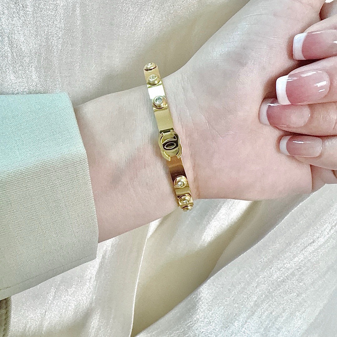 NO:861853,The new Chanel six shining diamond bracelet is super heavy bling bling, the color matching is very good, and it has a high-end feel. It has a high-end goddess temperament. The stainless steel material is not allergic and does not fade. One-to-one exquisite craftsmanship, a classic charm, high cost performance. A must-have choice, boutique jewelry, chanel, chanel, bracelet19860909新款香奈儿Chanel六颗闪耀的钻手镯超重工bling bling,颜色搭配得非常好高级感 女神气质高端 精钢材质不过敏不褪色.一比一精美工艺,经典至极的魅物,性价比高 必备必入之选,饰品精品,chanel,chanel,bracelet,Jewelry