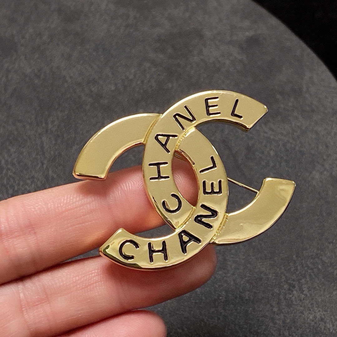 NO:861879,CHANEL Xiaoxiang's new counter has new and old gold shiny Chanel brooches, which are the accessories that understand women best. Those women who have devoted all their efforts to be themselves often cherish the meaning of brooches. Ms. Chanel pinned the brooch on her hat and told the fashionable ladies who imitated her [Broches are very practical. They can be pinned on the collar of a suit, on a pocket, on a hat, on a belt or on an evening dress. Boutique jewelry, chanel, chanel, business  suit, brooch, breastpin, hats19860909CHANEL小香 专柜新款同步上新古金亮面香奈儿胸针,是最懂女人的饰物.那些倾注了全部心血去做自己的女人,往往更珍惜胸针的意义.香奈儿女士把胸针别在帽子上,并告诉那些模仿她的时髦女士们[胸针可是非常实用,它可以别在西装领上、口袋上、帽子上、腰带上或者是晚礼服上,饰品精品,chanel,chanel,business suit,brooch，breastpin,hats,Jewelry