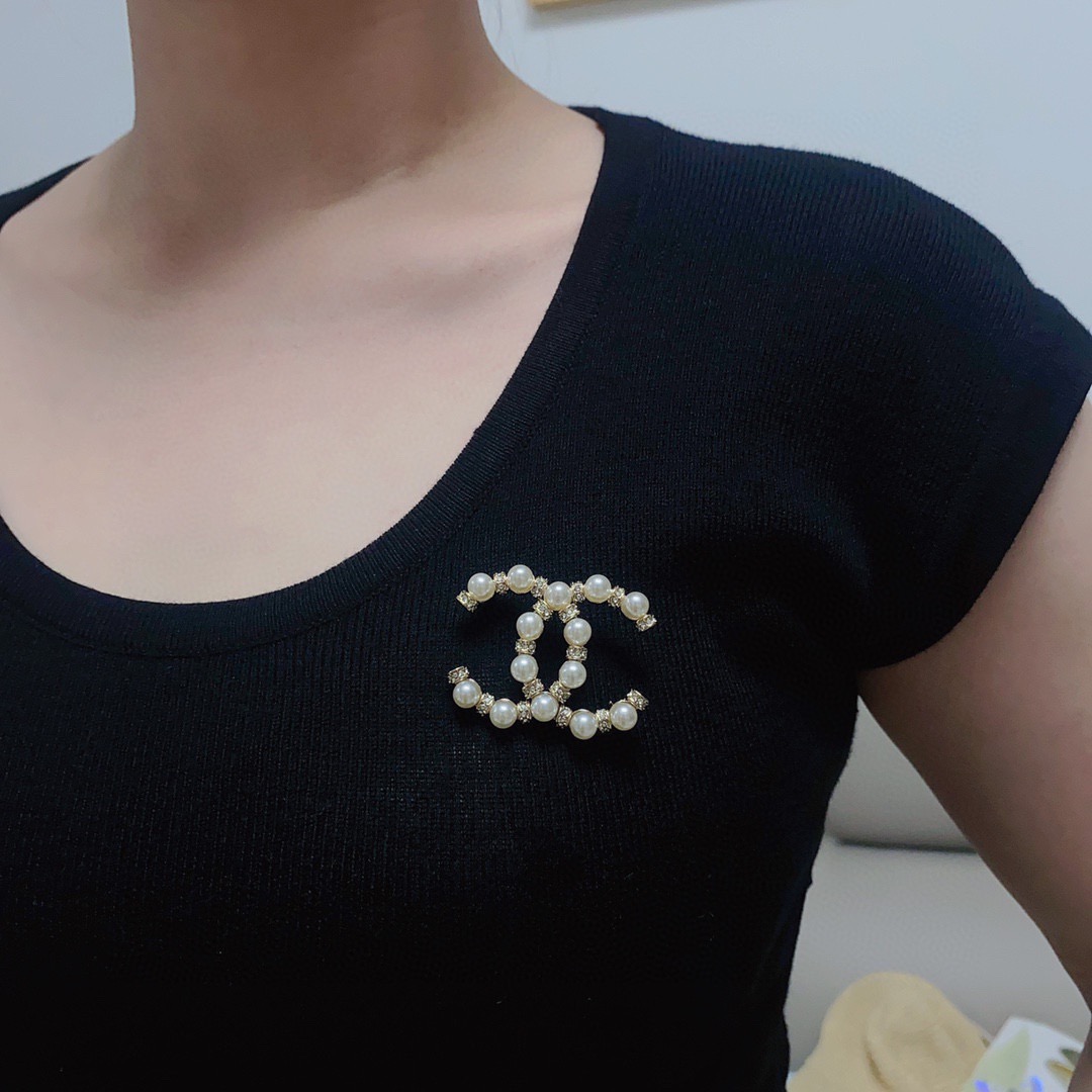 NO:861893,CHANEL Xiaoxiang The latest high version of the pearl diamond Chanel brooch is the accessory that understands women best. Women who devote all their efforts to being themselves tend to cherish the meaning of the brooch more. Ms. Chanel pinned the brooch on her hat and told the fashionable ladies who imitated her [The brooch is very practical. It can be pinned on the collar, pocket, hat, belt or evening dress of a suit. Boutique jewelry, chanel, chanel, business  suit, brooch, breastpin, hats19860909CHANEL小香 最新款高版本珍珠钻香奈儿胸针,是最懂女人的饰物.那些倾注了全部心血去做自己的女人,往往更珍惜胸针的意义.香奈儿女士把胸针别在帽子上,并告诉那些模仿她的时髦女士们[胸针可是非常实用,它可以别在西装领上、口袋上、帽子上、腰带上或者是晚礼服上a,饰品精品,chanel,chanel,business suit,brooch，breastpin,hats,Jewelry