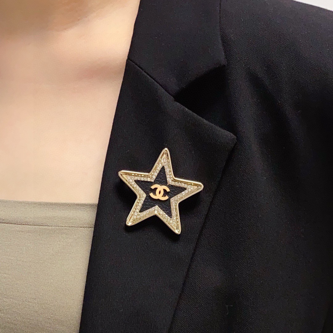 NO:861906,CHANEL Xiaoxiang The latest high version of the five-pointed star diamond-encrusted leather Chanel brooch is the accessory that understands women best. Women who devote all their efforts to being themselves tend to cherish the meaning of the brooch more. Ms. Chanel pinned the brooch on her hat and told the fashionable ladies who imitated her [The brooch is very practical. It can be pinned on the suit collar, pocket, hat, belt or evening dress. Jewelry boutique, chanel, chanel, business  suit, brooch, breastpin, hats19860909CHANEL小香 最新款高版本五角星镶钻皮革香奈儿胸针,是最懂女人的饰物.那些倾注了全部心血去做自己的女人,往往更珍惜胸针的意义.香奈儿女士把胸针别在帽子上,并告诉那些模仿她的时髦女士们[胸针可是非常实用,它可以别在西装领上、口袋上、帽子上、腰带上或者是晚礼服上,饰品精品,chanel,chanel,business suit,brooch，breastpin,hats,Jewelry