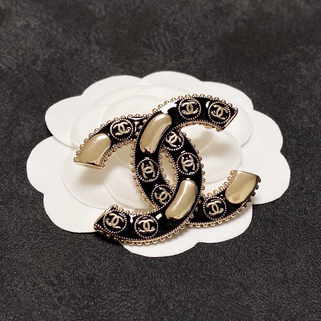 NO:861919,CHANEL Xiaoxiang's new counters are synchronized with the new Chanel brooch, which is the accessory that best understands women. Women who devote all their efforts to being themselves tend to cherish the meaning of the brooch more. Ms. Chanel pinned the brooch on her hat and told the fashionable ladies who imitated her [Broches are very practical. They can be pinned on the collar of a suit, on a pocket, on a hat, on a belt or on an evening dress. Boutique jewelry, chanel, chanel, business  suit, brooch, breastpin, hats19860909CHANEL小香 专柜新款同步上新香奈儿胸针,是最懂女人的饰物.那些倾注了全部心血去做自己的女人,往往更珍惜胸针的意义.香奈儿女士把胸针别在帽子上,并告诉那些模仿她的时髦女士们[胸针可是非常实用,它可以别在西装领上、口袋上、帽子上、腰带上或者是晚礼服上,饰品精品,chanel,chanel,business suit,brooch，breastpin,hats,Jewelry