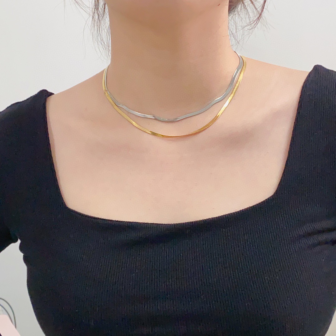 NO:861885,Celine's Arc de Triomphe snake bone necklace with Arc de Triomphe pattern can be freely retracted in length. It is made of 14K stainless steel and is made of color-preserving material with hollow patterns engraved on it!  Super chic, simple and versatile, literary and artistic personality, bringing you a fashionable experience. Recommended for cracking the wall!  A very easy-to-match, very casual one. It can be layered with any combination. Super good-looking. Boutique jewelry, celine, celine, necklace.19860909Celine赛琳凯旋门蛇骨项链搭配凯旋门图案,可以自由伸缩长短14K精钢保色材质雕刻镂空图案！超炸Chic感 ,简洁百搭、文艺个性,带给你时髦体验 墙裂推荐！超级好搭配的一款非常休闲的一款 随意搭配都可以叠戴超级好看,饰品精品,celine,celine,necklace,Jewelry