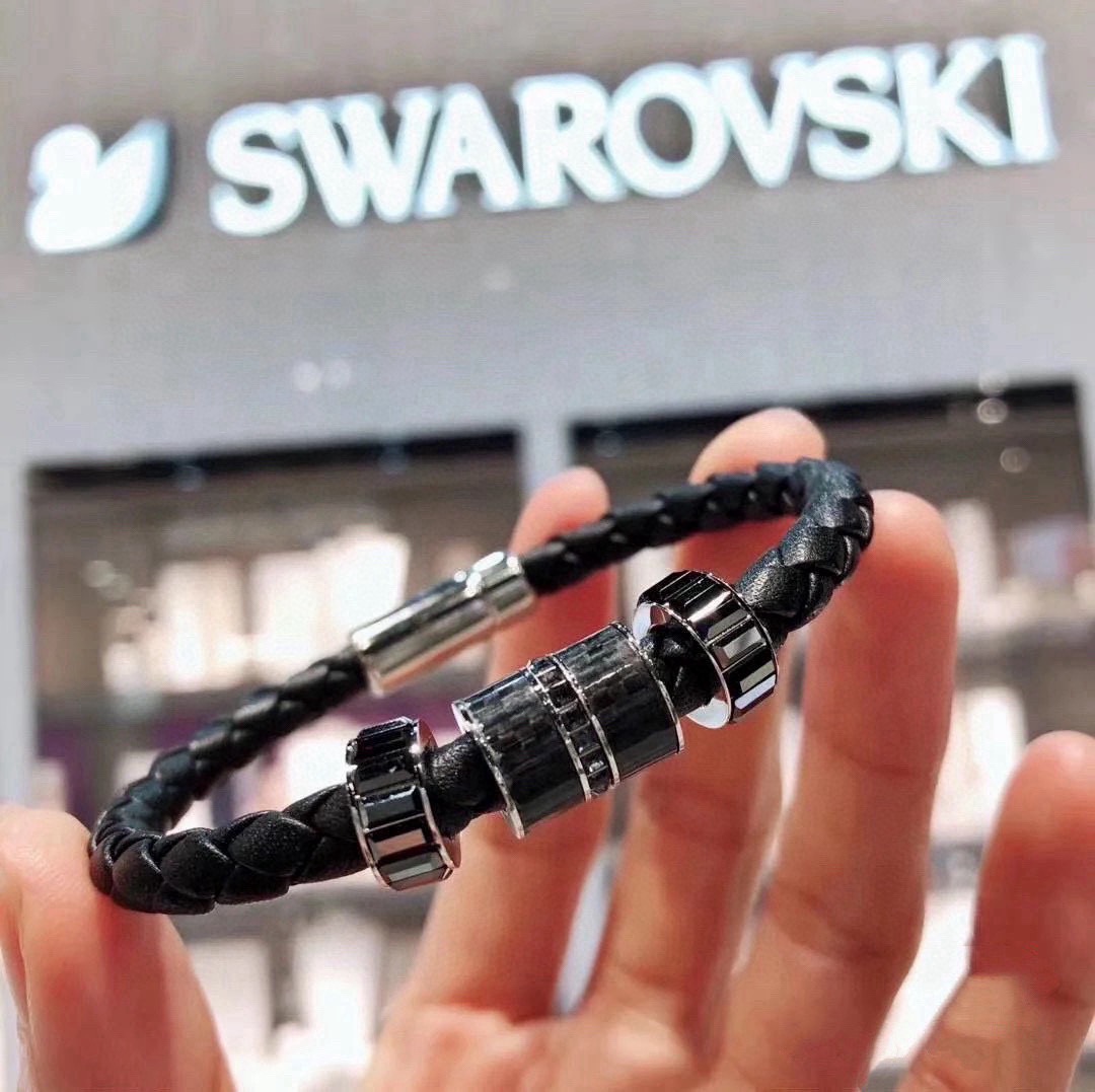 NO:861950,Swarovski Couple's Transfer Beads Black Leather Cord Bracelet This exquisitely crafted bracelet is an ideal gift for men. Inlaid with crystal pavé, white gold PVD metal, and magnetic buckle, it can add a personalized embellishment to a casual look!  The unisex model can be worn by both men and women. It is a very cool model with three sizes: 18Cm, 20Cn, and 22Cn. Boutique jewelry, stuart weitzman, swarovski, bracelet, bracelet19860909施华洛世奇Swarovski 情侣款 转运珠黑皮绳皮革手镯 这款造工精致的手链,是送给男士的理想礼物.密镶仿水晶与白金色PVD金属、磁力搭扣,可为休闲造型增添个性点缀！中性款男女均可佩戴非常酷的一款三个码数18Cm、20Cn、22Cn,饰品精品,stuart weitzman,swarovski,bracelet,bracelet,Jewelry