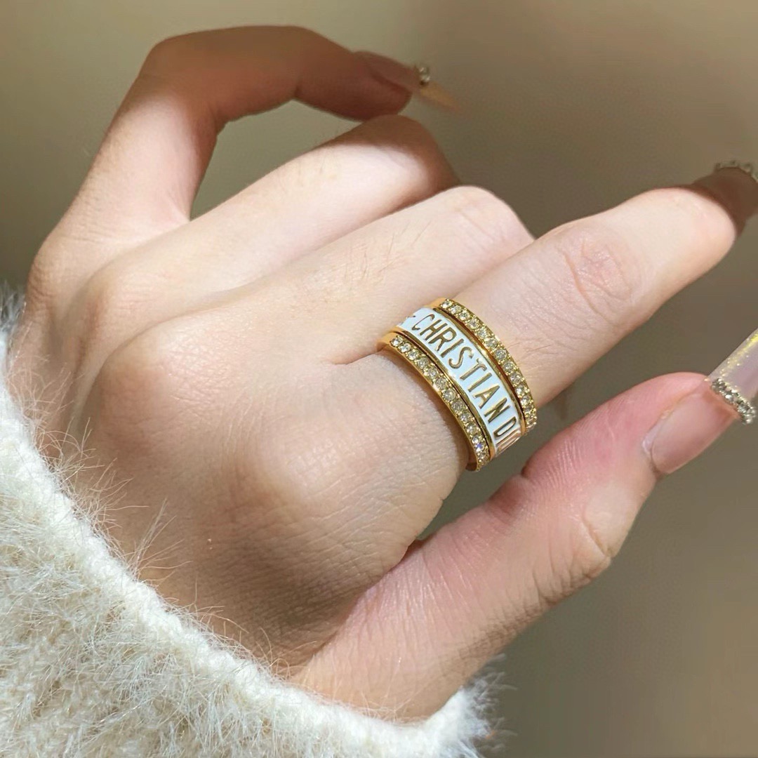 NO:861991,Dior's three-piece full-diamond set with fashionable series of pink diamond rings!  The new color is a must-have item for summer. I can’t help but want to praise it as soon as I wear it. It has a simple design, is super refined and looks white. I just love it!  It can also be layered with other styles, super versatile ~ sizes 6-7-8, fine jewelry, dior, dior, ring19860909迪奥Dior满钻三件套组合时尚系列造型镶粉钻戒指！新款颜色夏天必备款一戴就忍不住想夸的一款,简约的设计,超精致又显手白,简直爱了！又可以跟其他款式叠搭一起,超级百搭～码数6-7-8码,饰品精品,dior,dior,ring,Jewelry
