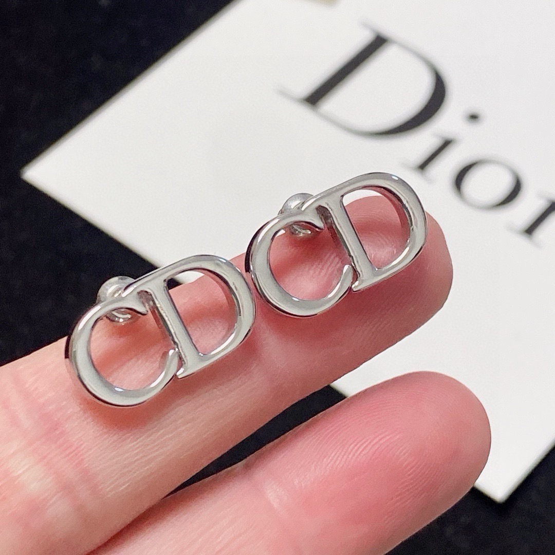 NO:862002,Dior's classic CD earrings, which are the same as those of many goddesses, are simple and elegant. The classic CD earrings highlight the unique urban style. They are full of chic and nobleness in every square inch. The original brass 925 sterling silver needle material is genuine quality!  , jewelry boutique, dior, dior, earrings, pure silver19860909迪奥Dior 经典款众多女神同款 CD小耳钉 简约又大方 经典的CD耳环 彰显着特立独行的都市风尚,方寸之间,尽显别致与矜贵.原版黄铜925纯银针 材质 正品品质 ！,饰品精品,dior,dior,earrings,pure silver,Jewelry