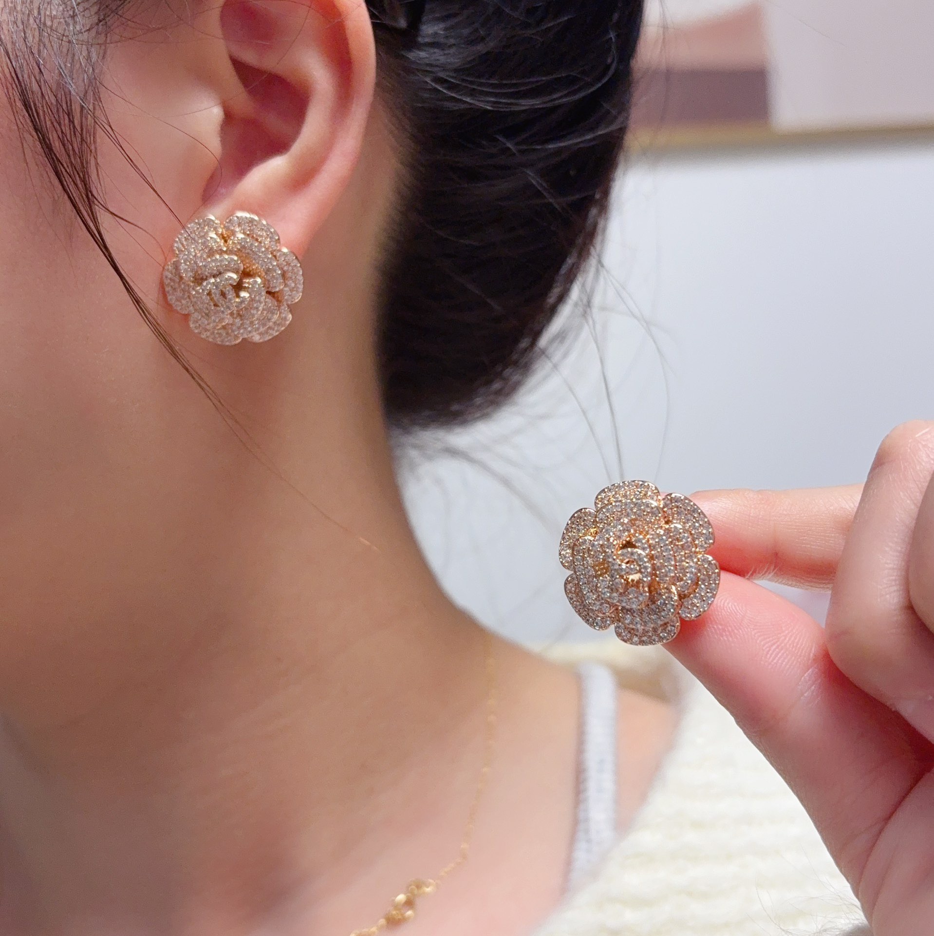 NO:862024,Xiaoxiang's new Chanel Chanel colored diamond full rose gold camellia diamond stud earrings are exactly the same as the original!  High-end customization, every detail is comparable to the authentic products at the counter. The only one in the industry in the world that buys genuine products from counters and makes patterns that can be worn all year round. Fine jewelry, chanel, chanel.19860909小香新款 Chanel香奈儿彩钻满钻玫瑰金山茶花镶钻耳钉 原版一摸一样的原单货！高端定制 每一个细节媲美专柜正品,业内仅此一家全世界专柜自购正品打版一年四季均可佩戴,饰品精品,chanel,chanel,Jewelry