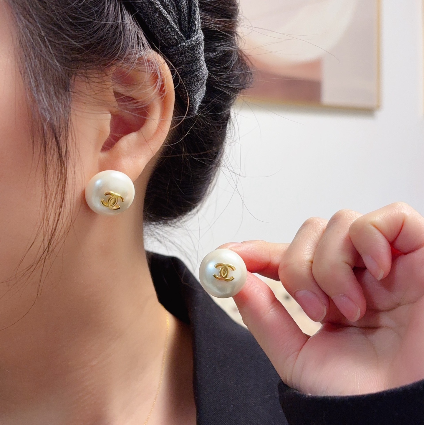 NO:862035,Chanel Xiaoxiang's new retro white small size high-quality earrings counter is simultaneously launching new simple earrings. The original material is the same and matched with sterling silver needle earrings. It is carefully crafted to create the most cost-effective and high-quality earrings on the entire network, and the upper ear effect is particularly beautiful!  It’s so beautiful!  Suitable for various festive occasions, four-season style, fine jewelry, chanel, earrings, pure silver19860909Chanel 小香复古白色小号新款高品质耳钉专柜同步上新简约耳环 原版一致材质搭配纯银针耳环 精工细作打造全网最高性价比最高品质上耳效果特别好看！简直美腻了！适合各种喜庆场合四季款,饰品精品,chanel,earrings,pure silver,Jewelry