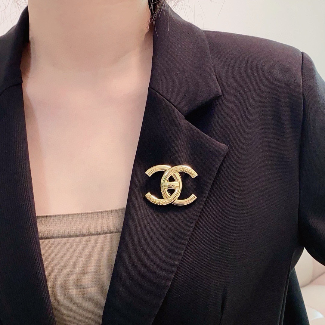 NO:861981,CHANEL Xiaoxiang counter's new silver, bright gold, vintage gold Chanel brooches are the accessories that understand women best. Women who devote all their efforts to being themselves tend to cherish the meaning of brooches more. Ms. Chanel pinned the brooch on her hat and told the fashionable ladies who imitated her that 'brooches are very practical. They can be pinned on suit collars, pockets, hats, belts or evening gowns. Boutique jewelry, chanel, chanel, business  suit, brooch, breastpin, hats19860909CHANEL小香 专柜新款银色、亮金色、复古金香奈儿胸针,是最懂女人的饰物.那些倾注了全部心血去做自己的女人,往往更珍惜胸针的意义.香奈儿女士把胸针别在帽子上,并告诉那些模仿她的时髦女士们[胸针可是非常实用,它可以别在西装领上、口袋上、帽子上、腰带上或者是晚礼服上,饰品精品,chanel,chanel,business suit,brooch，breastpin,hats,Jewelry