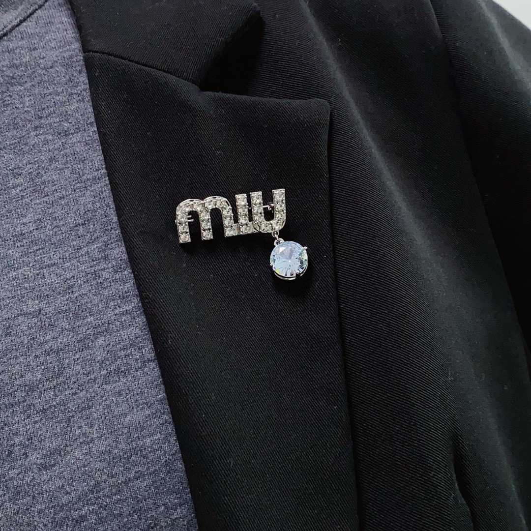 NO:861992,The new Miu Miu counter has high-quality new small full-diamond brooches, which are the accessories that understand women best. Women who devote all their efforts to being themselves tend to cherish the meaning of brooches more. Ms. Miu Miu pins the brooch on her hat and tells the fashionable ladies who imitate her [Broches are very practical. They can be pinned on the collar of a suit, on a pocket, on a hat, on a belt or on an evening dress. Boutique jewelry, miumiu, business  suit, brooch, breastpin, hats19860909新款Miu Miu缪缪专柜高品质同步上新小号满钻大颗钻胸针,是最懂女人的饰物.那些倾注了全部心血去做自己的女人,往往更珍惜胸针的意义.miumiu女士把胸针别在帽子上,并告诉那些模仿她的时髦女士们[胸针可是非常实用,它可以别在西装领上、口袋上、帽子上、腰带上或者是晚礼服上,饰品精品,miumiu,business suit,brooch，breastpin,hats,Jewelry